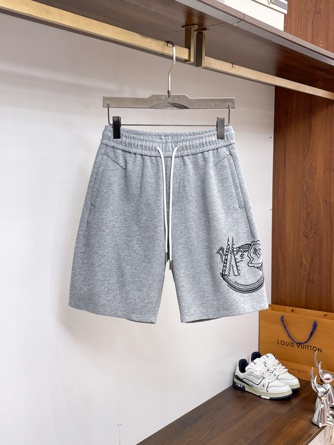 NO:841688,Mouth-mounted, complete with three standards, 2026 new summer men's casual shorts, advanced custom-made breathable fabrics, extremely breathable, elastic and comfortable, with impeccable details, top-grade accessories, original logo design concept, delicate and soft feel!  The upper body fit is awesome!  Sizes M-XXXL, please state your height and weight when ordering,,Moncler,shorts,19860909蒙口 三标齐全 2026夏季新款男士休闲短裤,高级定制面料透气面料 透气弹力舒适度极高,细节无可挑剔,顶级辅料配备,原版logo设计理念,手感细腻柔软！上身版型超赞！尺码M-XXXL下单报身高体重,,Moncler,shorts,,Men's clothing