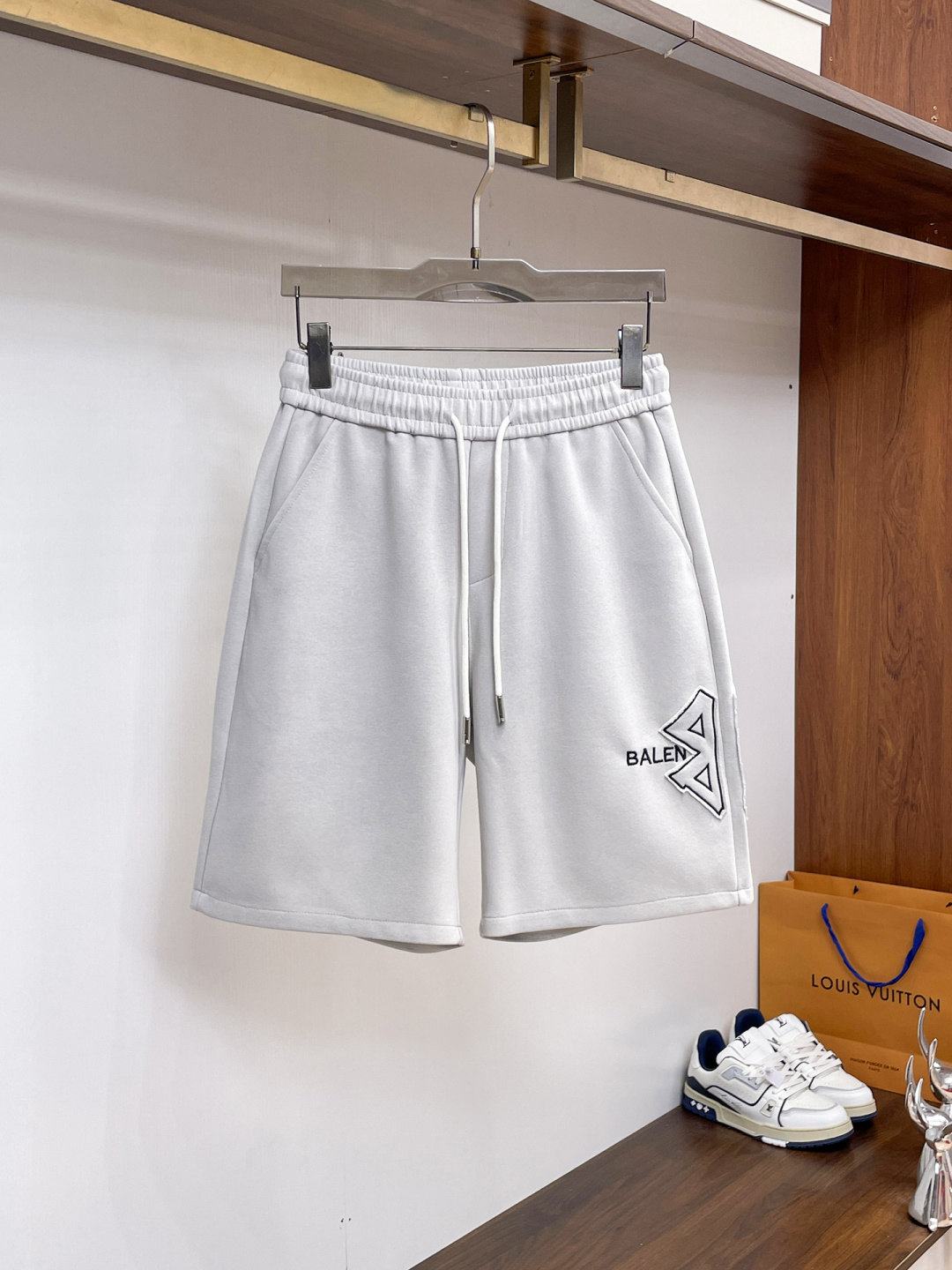 NO:841683,Balenciaga's three-standard complete 2026 summer new men's casual shorts, advanced custom-made breathable fabrics, extremely breathable, elastic and comfortable, impeccable details, top-grade accessories, original logo design concept, delicate and soft feel!  The upper body fit is awesome!  Sizes M-XXXL, please state your height and weight when ordering,,balenciaga,shorts,19860909巴黎世家 三标齐全 2026夏季新款男士休闲短裤,高级定制面料透气面料 透气弹力舒适度极高,细节无可挑剔,顶级辅料配备,原版logo设计理念,手感细腻柔软！上身版型超赞！尺码M-XXXL下单报身高体重,,balenciaga,shorts,,Men's clothing