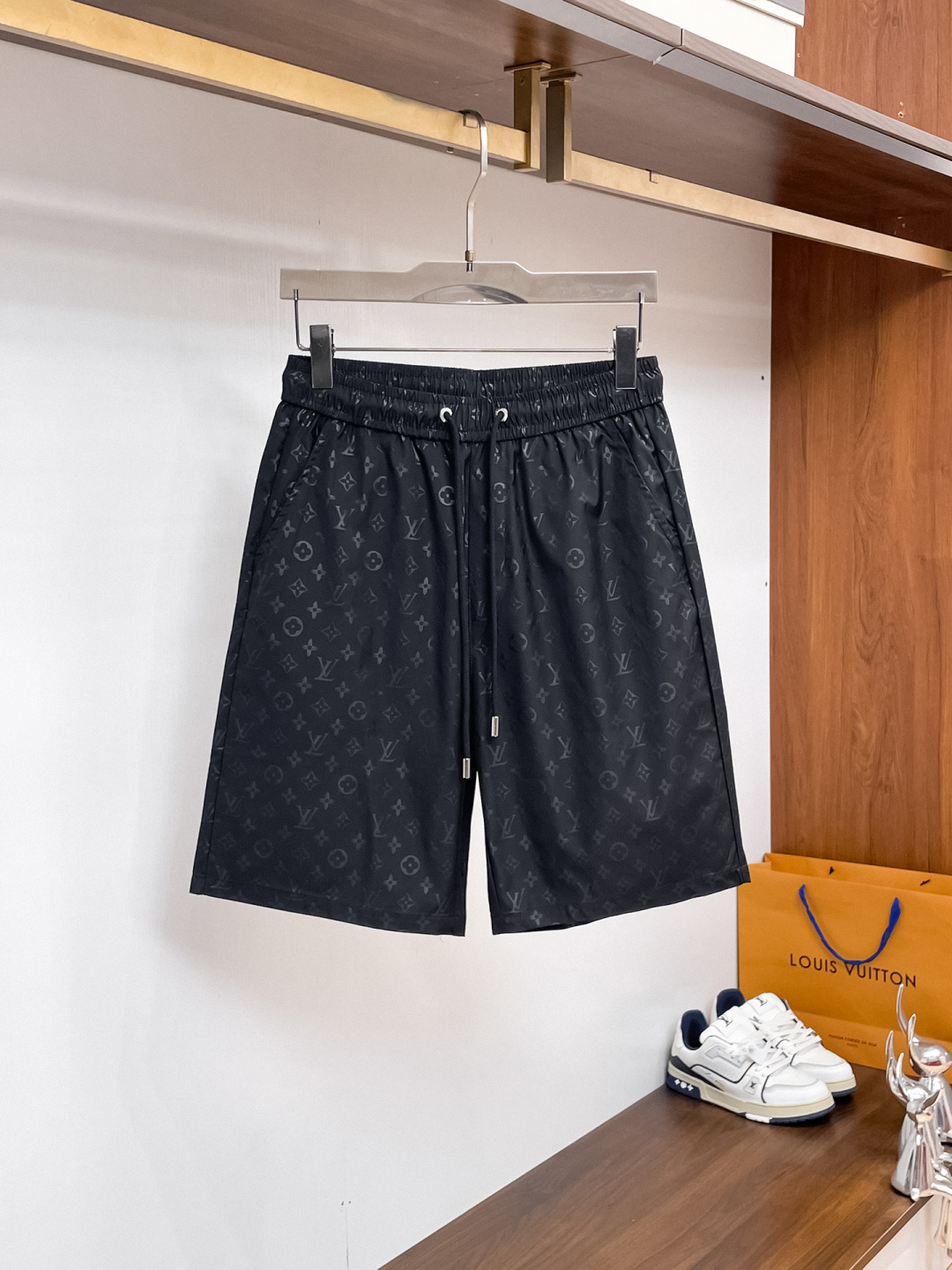 NO:841679,LV three-standard complete 2026 summer new men's casual shorts, advanced custom-made breathable fabrics, extremely breathable, elastic and comfortable, impeccable details, top-grade accessories, original logo design concept, delicate and soft feel!  The upper body fit is awesome!  Sizes M-XXXL, please state your height and weight when ordering,,louis vuitton,shorts,19860909LV 三标齐全 2026夏季新款男士休闲短裤,高级定制面料透气面料 透气弹力舒适度极高,细节无可挑剔,顶级辅料配备,原版logo设计理念,手感细腻柔软！上身版型超赞！尺码M-XXXL下单报身高体重,,louis vuitton,shorts,,Men's clothing
