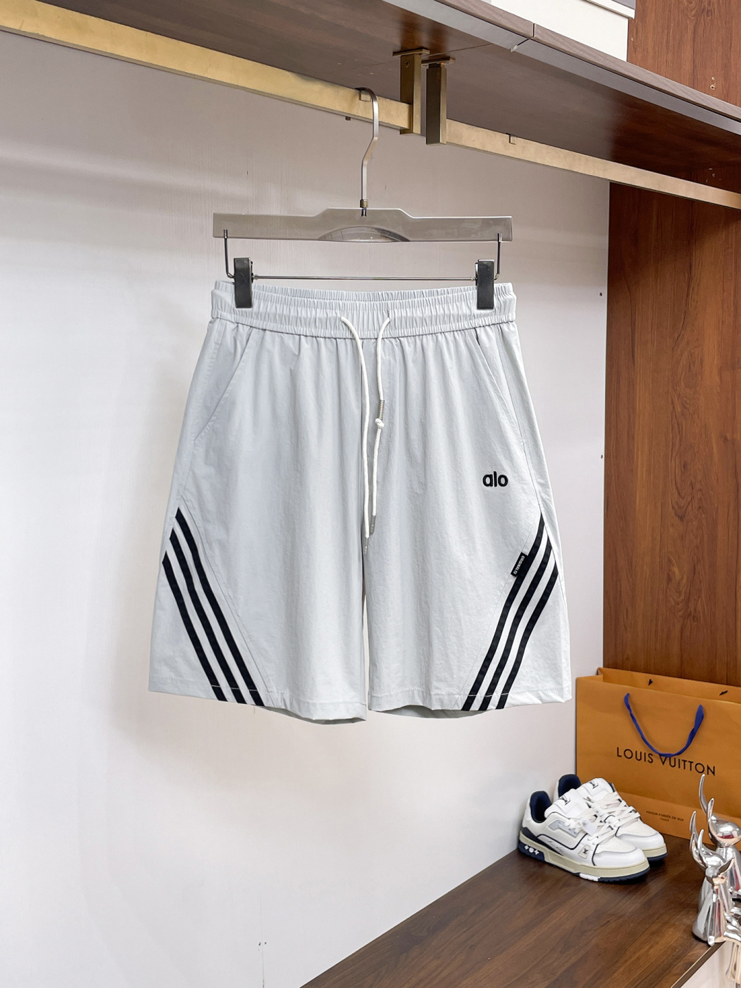 NO:841675,alo three-standard complete 2026 summer new men's casual shorts, advanced custom-made breathable fabrics, extremely breathable, elastic and comfortable, impeccable details, top-grade accessories, original logo design concept, delicate and soft feel!  The upper body fit is awesome!  Sizes M-XXXL, please state your height and weight when ordering,,shorts,19860909alo 三标齐全 2026夏季新款男士休闲短裤,高级定制面料透气面料 透气弹力舒适度极高,细节无可挑剔,顶级辅料配备,原版logo设计理念,手感细腻柔软！上身版型超赞！尺码M-XXXL下单报身高体重,,shorts,,Men's clothing