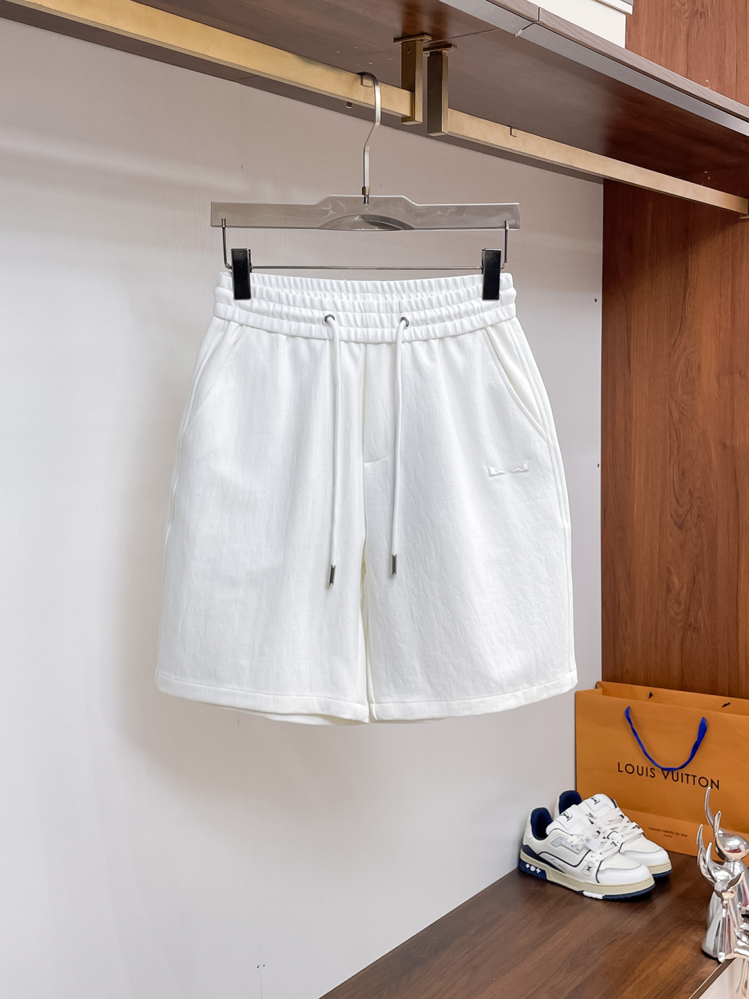 NO:841671,Fendi's three-standard complete 2026 new summer men's casual shorts, advanced custom-made breathable fabrics, extremely breathable, elastic and comfortable, impeccable details, top-grade accessories, original logo design concept, delicate and soft feel!  The upper body fit is awesome!  For sizes M-XXXL, please state your height and weight when placing an order, fendi, shorts,19860909芬迪 三标齐全 2026夏季新款男士休闲短裤,高级定制面料透气面料 透气弹力舒适度极高,细节无可挑剔,顶级辅料配备,原版logo设计理念,手感细腻柔软！上身版型超赞！尺码M-XXXL下单报身高体重,,fendi,shorts,,Men's clothing