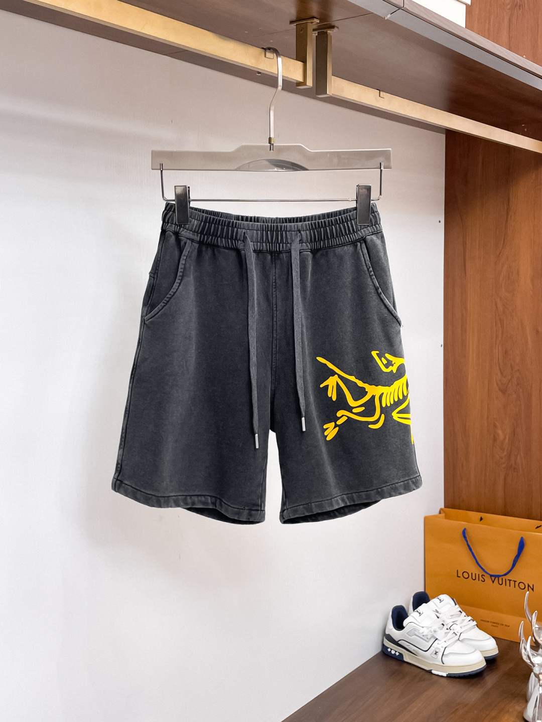 NO:841663,Arc'teryx three-standard complete 2026 new summer men's casual shorts, advanced custom-made breathable fabrics, extremely breathable, elastic and comfortable, impeccable details, top-grade accessories, original logo design concept, delicate and soft feel!  The upper body fit is awesome!  Sizes M-XXXL, please state your height and weight when ordering, arc'teryx, shorts,19860909始祖鸟 三标齐全 2026夏季新款男士休闲短裤,高级定制面料透气面料 透气弹力舒适度极高,细节无可挑剔,顶级辅料配备,原版logo设计理念,手感细腻柔软！上身版型超赞！尺码M-XXXL下单报身高体重,arc'teryx,shorts,,Men's clothing
