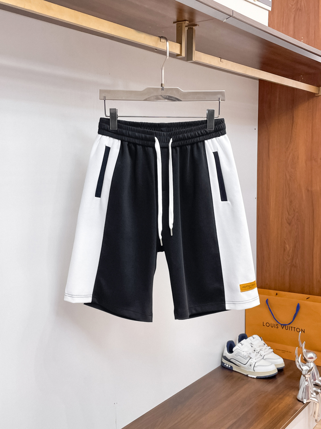 NO:841658,LV three-standard complete 2026 summer new men's casual shorts, advanced custom-made breathable fabrics, extremely breathable, elastic and comfortable, impeccable details, top-grade accessories, original logo design concept, delicate and soft feel!  The upper body fit is awesome!  Sizes M-XXXL, please state your height and weight when ordering,,louis vuitton,shorts,19860909LV 三标齐全 2026夏季新款男士休闲短裤,高级定制面料透气面料 透气弹力舒适度极高,细节无可挑剔,顶级辅料配备,原版logo设计理念,手感细腻柔软！上身版型超赞！尺码M-XXXL下单报身高体重,,louis vuitton,shorts,,Men's clothing