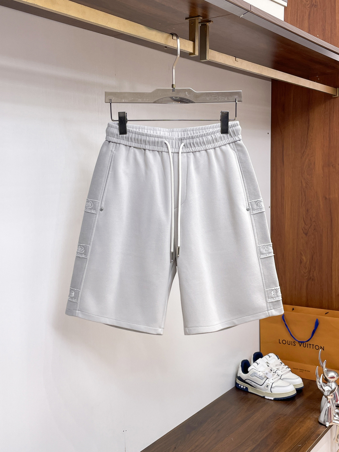 NO:841654,Balenciaga's three-standard complete 2026 summer new men's casual shorts, advanced custom-made breathable fabrics, extremely breathable, elastic and comfortable, impeccable details, top-grade accessories, original logo design concept, delicate and soft feel!  The upper body fit is awesome!  Sizes M-XXXL, please state your height and weight when ordering,,balenciaga,shorts,19860909巴黎世家 三标齐全 2026夏季新款男士休闲短裤,高级定制面料透气面料 透气弹力舒适度极高,细节无可挑剔,顶级辅料配备,原版logo设计理念,手感细腻柔软！上身版型超赞！尺码M-XXXL下单报身高体重,,balenciaga,shorts,,Men's clothing