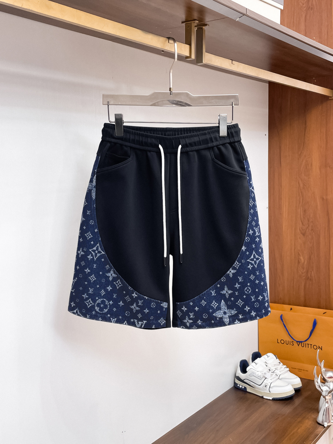 NO:841651,LV three-standard complete 2026 summer new men's casual shorts, advanced custom-made breathable fabrics, extremely breathable, elastic and comfortable, impeccable details, top-grade accessories, original logo design concept, delicate and soft feel!  The upper body fit is awesome!  Sizes M-XXXL, please state your height and weight when ordering,,louis vuitton,shorts,19860909LV 三标齐全 2026夏季新款男士休闲短裤,高级定制面料透气面料 透气弹力舒适度极高,细节无可挑剔,顶级辅料配备,原版logo设计理念,手感细腻柔软！上身版型超赞！尺码M-XXXL下单报身高体重,,louis vuitton,shorts,,Men's clothing