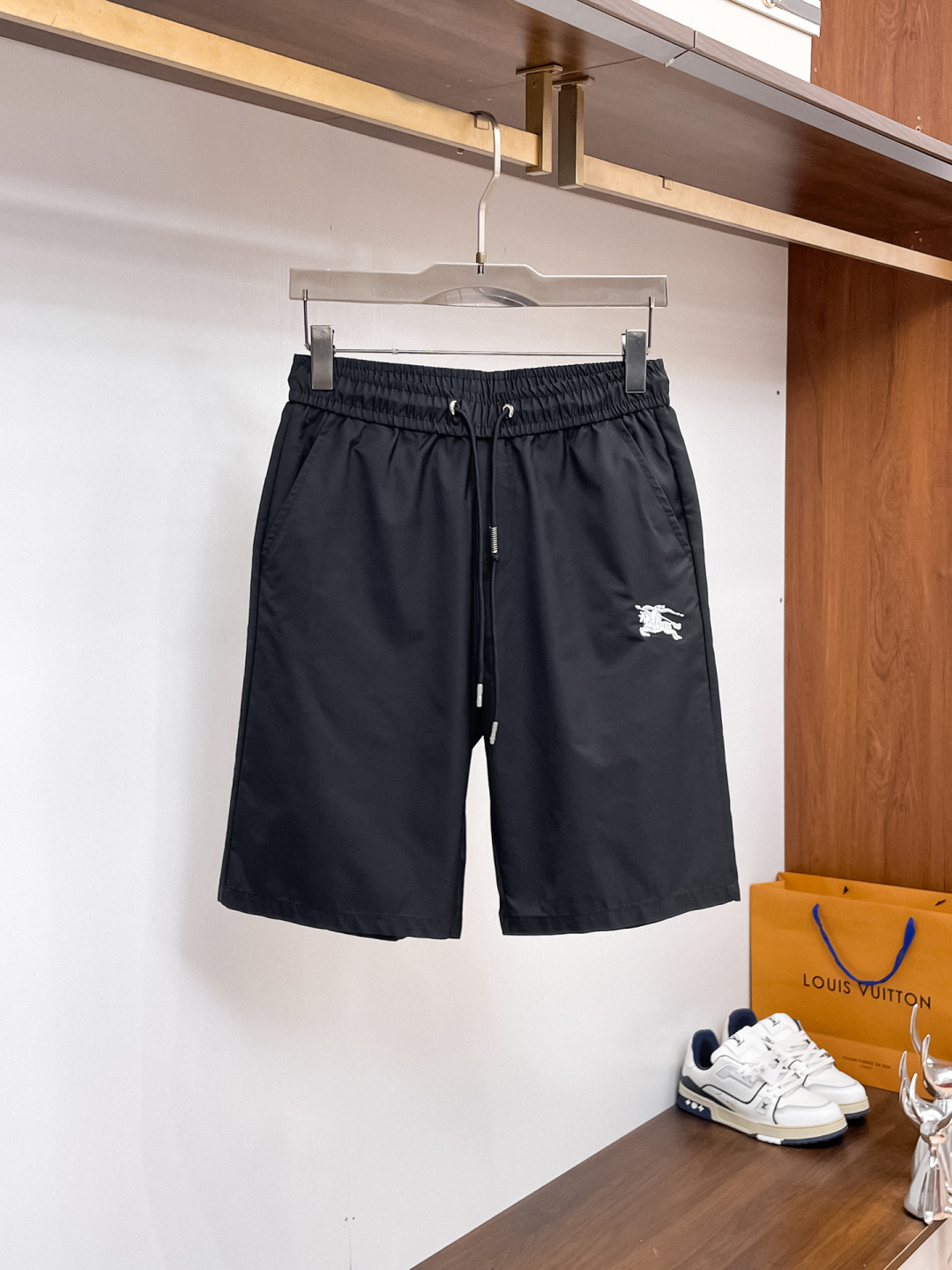 NO:841646,Burberry's three-standard complete 2026 new summer men's casual shorts, advanced custom-made breathable fabrics, extremely breathable, elastic and comfortable, impeccable details, top-grade accessories, original logo design concept, delicate and soft feel!  The upper body fit is awesome!  Sizes M-XXXL, please state your height and weight when ordering, burberry, shorts,19860909巴宝莉 三标齐全 2026夏季新款男士休闲短裤,高级定制面料透气面料 透气弹力舒适度极高,细节无可挑剔,顶级辅料配备,原版logo设计理念,手感细腻柔软！上身版型超赞！尺码M-XXXL下单报身高体重,,burberry,shorts,,Men's clothing