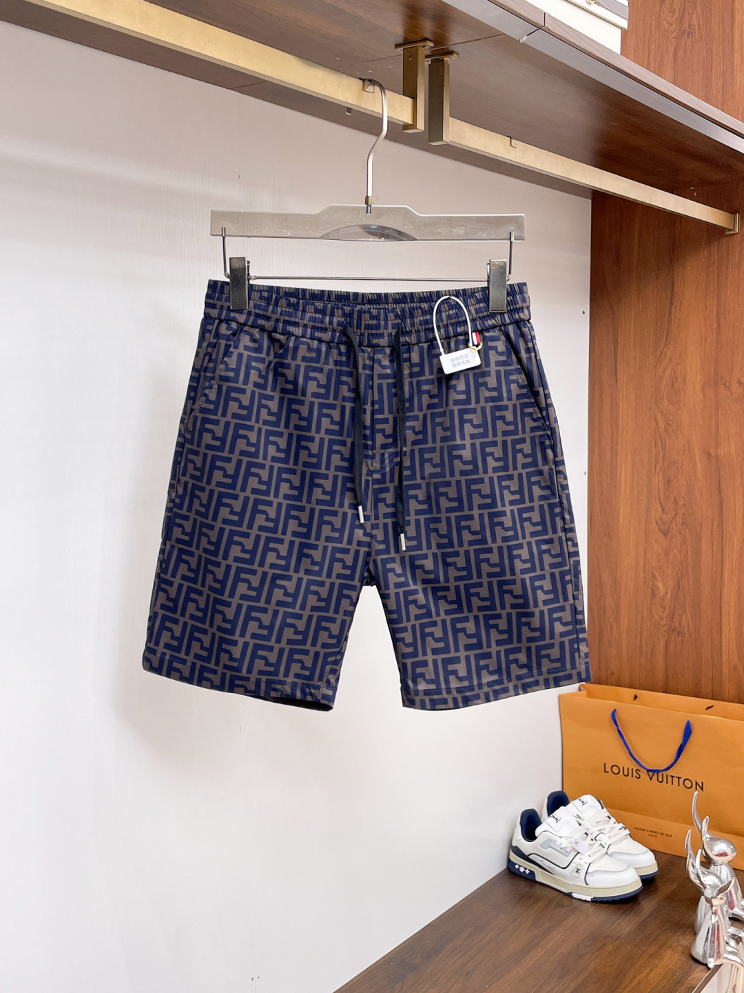 NO:841677,Fendi has all three standards. The latest 2026 summer shorts are available at the counter. The original order is very good. Fashionable imported original technical fabrics. The upper body is comfortable and breathable. The original customized hardware accessories. The upper body is handsome and stylish. All three standards are complete. Recommended model. The grade is very high. The purchasing code number is L-4XL. The maximum wearing capacity is 195 pounds. Fendi, shorts,19860909芬迪三标齐全. 2026夏季新款最新品短裤,专柜同步有售,原单狠货,时尚进口原版科技面料,上身舒适透气,原版定制五金辅料,上身帅气有型,三标齐全,推荐款,档次极高,代购级码数L-4XL,最大穿195斤,,fendi,shorts,,Men's clothing