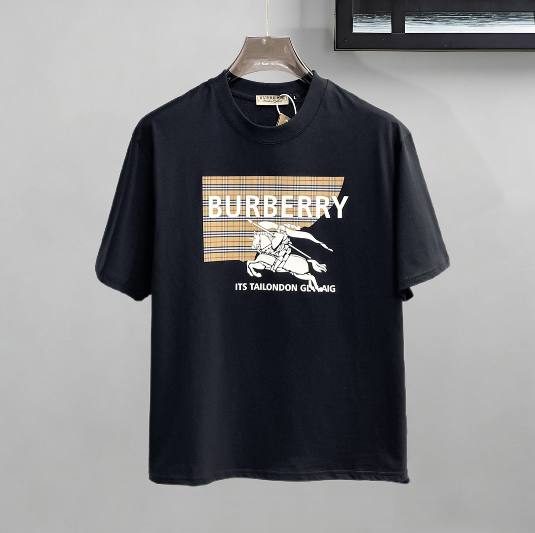 NO:844238,Burberry has all three labels. The latest 2026 summer short-sleeved short sleeves are available at the counter. Original goods, fashionable imported original technical fabrics, comfortable and breathable upper body, original customized hardware accessories, handsome and stylish upper body, complete with three labels, recommended style, extremely high grade, purchasing code number L-4XL, maximum wearing capacity is 195 catties,, burberry, T-shirt,19860909巴宝莉三标齐全. 2026夏季新款最新品短袖,专柜同步有售,原单狠货,时尚进口原版科技面料,上身舒适透气,原版定制五金辅料,上身帅气有型,三标齐全,推荐款,档次极高,代购级码数L-4XL,最大穿195斤,,burberry,T-shirt,,Men's clothing