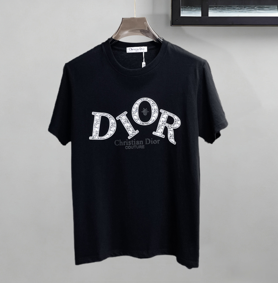 NO:844233,Dior has all three labels. The latest 2026 summer short-sleeved short sleeves are available at the counter. Original goods, fashionable imported original technical fabrics, comfortable and breathable upper body, original customized hardware accessories, handsome and stylish upper body, complete with three labels, recommended model, very high grade, purchasing code number L-4XL, maximum wearing capacity is 195 catties, dior, T-shirt,19860909迪奥三标齐全. 2026夏季新款最新品短袖,专柜同步有售,原单狠货,时尚进口原版科技面料,上身舒适透气,原版定制五金辅料,上身帅气有型,三标齐全,推荐款,档次极高,代购级码数L-4XL,最大穿195斤,,dior,T-shirt,,Men's clothing