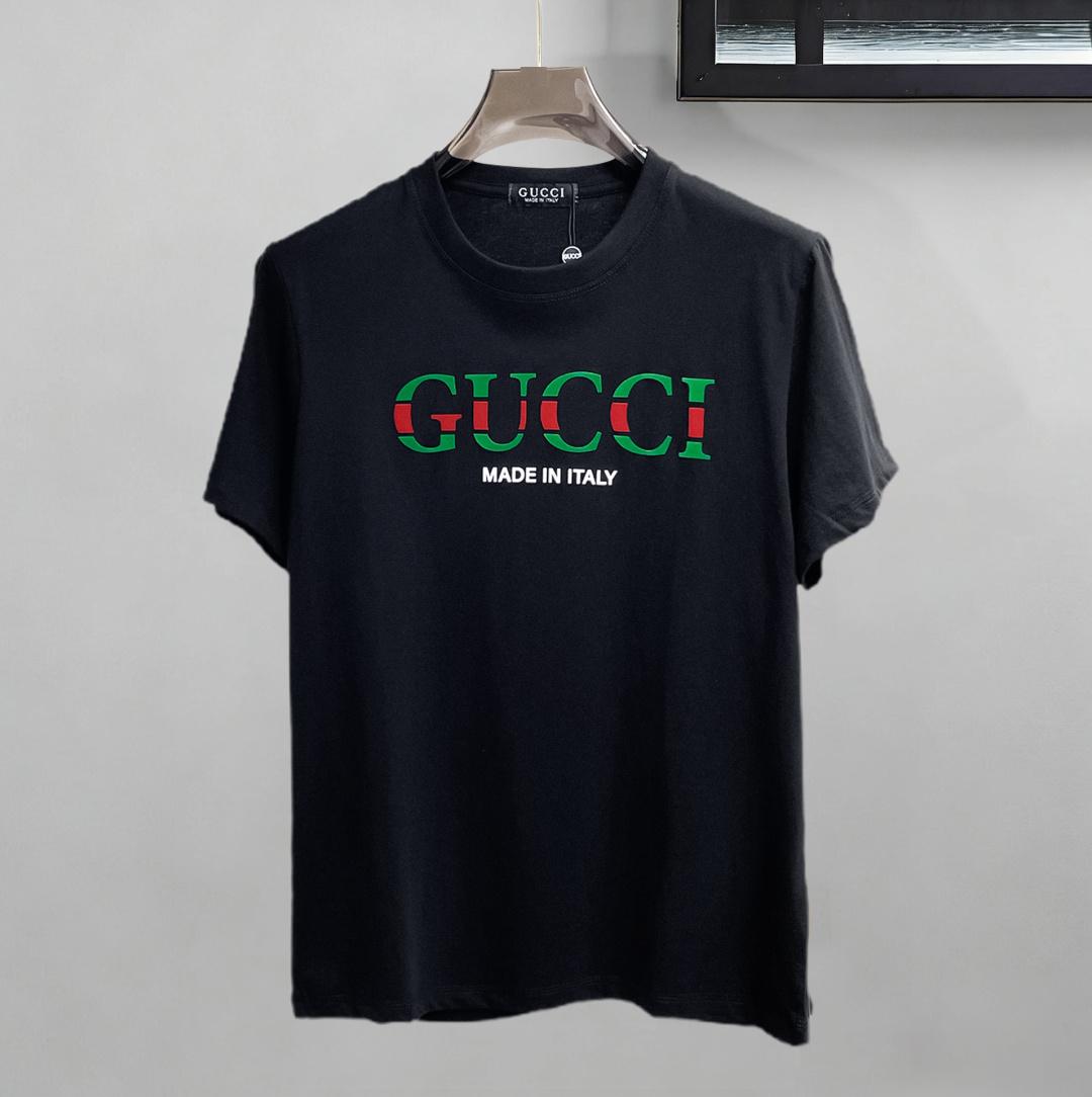 NO:844222,Gucci has all three labels. The latest 2026 summer short-sleeved short sleeves are available at the counter. The original order is very good. Fashionable original imported technical fabrics. The upper body is comfortable and breathable. Original customized hardware accessories. The upper body is handsome and stylish. All three labels are complete. Recommended model. The grade is very high. The purchasing code number is L-4XL. The maximum wearing capacity is 195 catties., gucci, T-shirt,19860909古驰三标齐全. 2026夏季新款最新品短袖,专柜同步有售,原单狠货,时尚进口原版科技面料,上身舒适透气,原版定制五金辅料,上身帅气有型,三标齐全,推荐款,档次极高,代购级码数L-4XL,最大穿195斤,,gucci,T-shirt,,Men's clothing