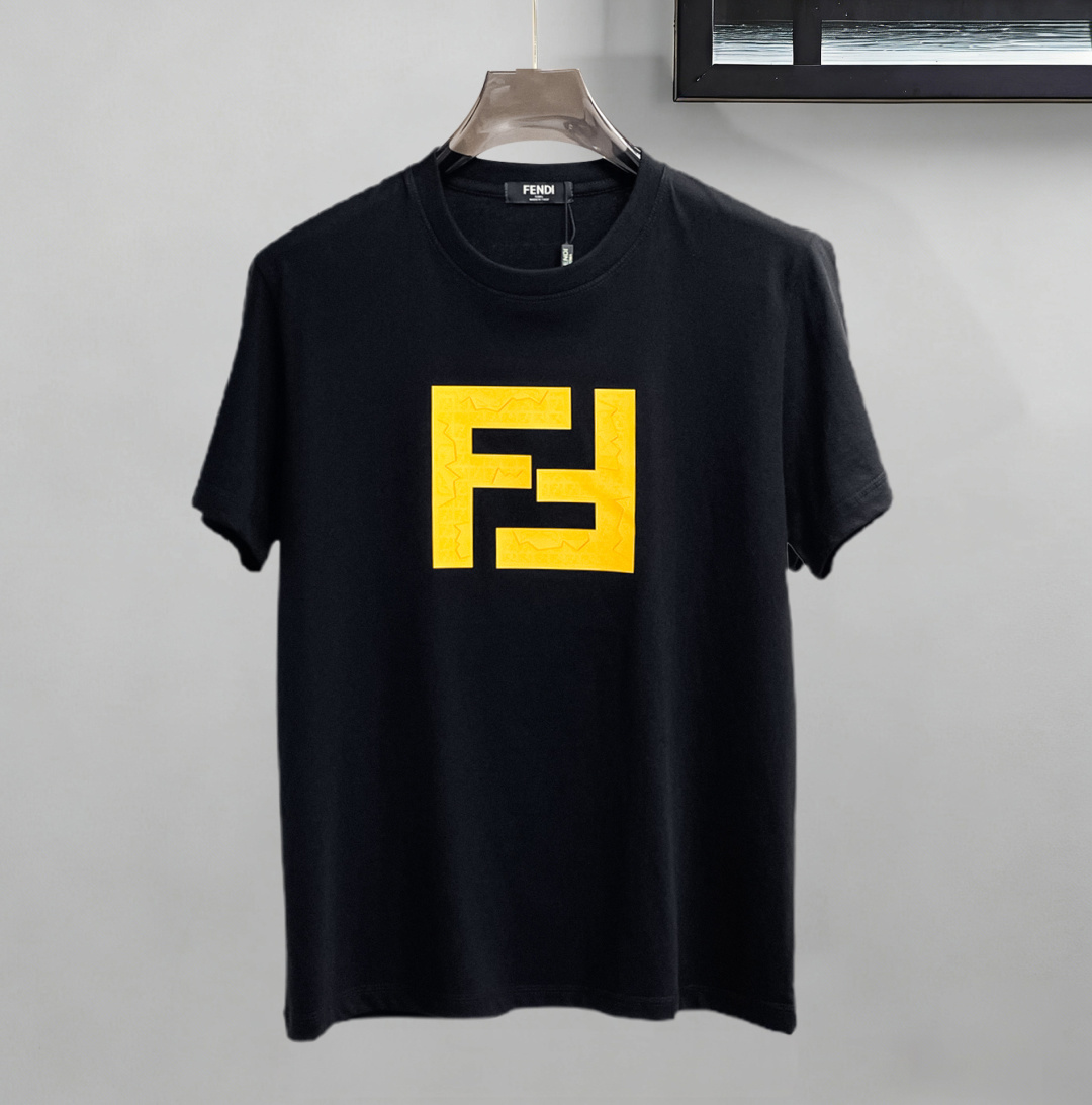NO:844210,Fendi has all three labels. The latest 2026 summer short-sleeved short sleeves are available at the counter. The original order is very good. Fashionable imported original technical fabrics. The upper body is comfortable and breathable. Original customized hardware accessories. The upper body is handsome and stylish. All three labels are complete. Recommended model. Very high grade. Purchasing code number is L-4XL. Maximum wear is 195 pounds. Fendi, T-shirt.19860909芬迪三标齐全. 2026夏季新款最新品短袖,专柜同步有售,原单狠货,时尚进口原版科技面料,上身舒适透气,原版定制五金辅料,上身帅气有型,三标齐全,推荐款,档次极高,代购级码数L-4XL,最大穿195斤,,fendi,T-shirt,,Men's clothing
