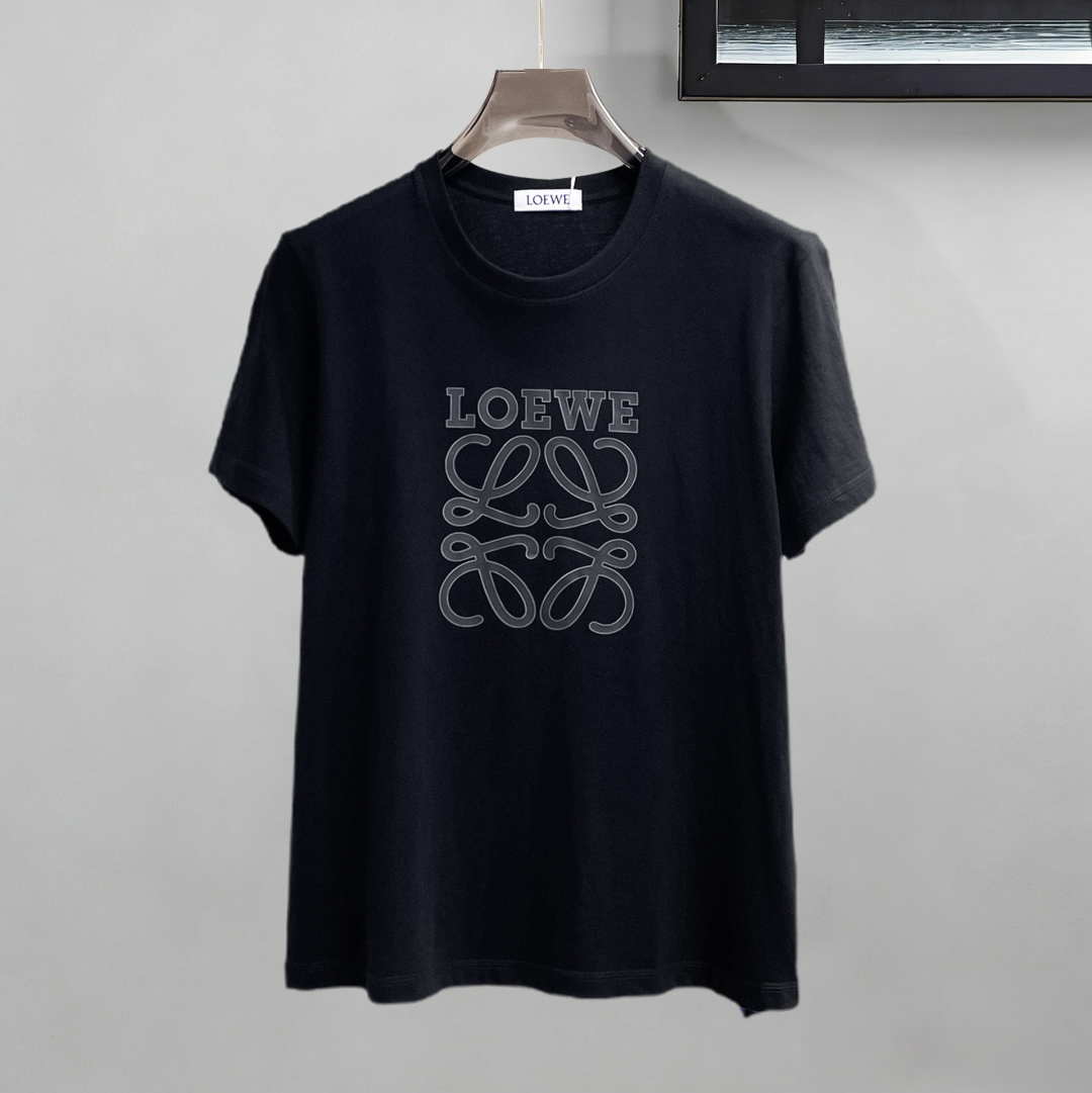 NO:844250,Loewe has all three labels. The latest 2026 summer short-sleeved short sleeves are available at the counter. The original order is very good. Fashionable imported original technical fabrics. The upper body is comfortable and breathable. The original customized hardware accessories. The upper body is handsome and stylish. The three labels are complete. Recommended model. The grade is very high. The purchasing code number is L-4XL. The maximum wearing capacity is 195 pounds. Loewe, T-shirt.19860909罗意威三标齐全. 2026夏季新款最新品短袖,专柜同步有售,原单狠货,时尚进口原版科技面料,上身舒适透气,原版定制五金辅料,上身帅气有型,三标齐全,推荐款,档次极高,代购级码数L-4XL,最大穿195斤,,loewe,T-shirt,,Men's clothing