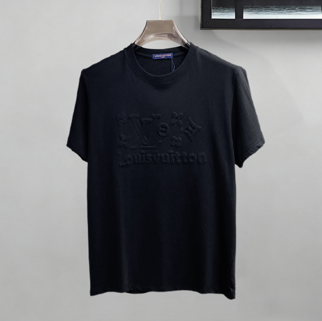 NO:844240,LV three labels are complete. 2026 summer new latest short-sleeved products, available at counters simultaneously, original goods, stylish imported original technical fabrics, comfortable and breathable upper body, original customized hardware accessories, handsome and stylish upper body, complete three labels, recommended style, extremely high grade, purchasing code number L-4XL, maximum wearing capacity is 195 catties, louis vuitton, T-shirt,19860909LV三标齐全. 2026夏季新款最新品短袖,专柜同步有售,原单狠货,时尚进口原版科技面料,上身舒适透气,原版定制五金辅料,上身帅气有型,三标齐全,推荐款,档次极高,代购级码数L-4XL,最大穿195斤,,louis vuitton,T-shirt,,Men's clothing