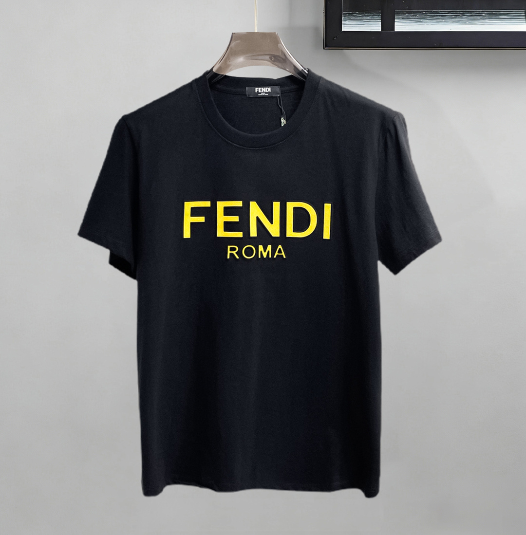 NO:844230,Fendi has all three labels. The latest 2026 summer short-sleeved short sleeves are available at the counter. The original order is very good. Fashionable imported original technical fabrics. The upper body is comfortable and breathable. Original customized hardware accessories. The upper body is handsome and stylish. All three labels are complete. Recommended model. Very high grade. Purchasing code number is L-4XL. Maximum wear is 195 pounds. Fendi, T-shirt.19860909芬迪三标齐全. 2026夏季新款最新品短袖,专柜同步有售,原单狠货,时尚进口原版科技面料,上身舒适透气,原版定制五金辅料,上身帅气有型,三标齐全,推荐款,档次极高,代购级码数L-4XL,最大穿195斤,,fendi,T-shirt,,Men's clothing