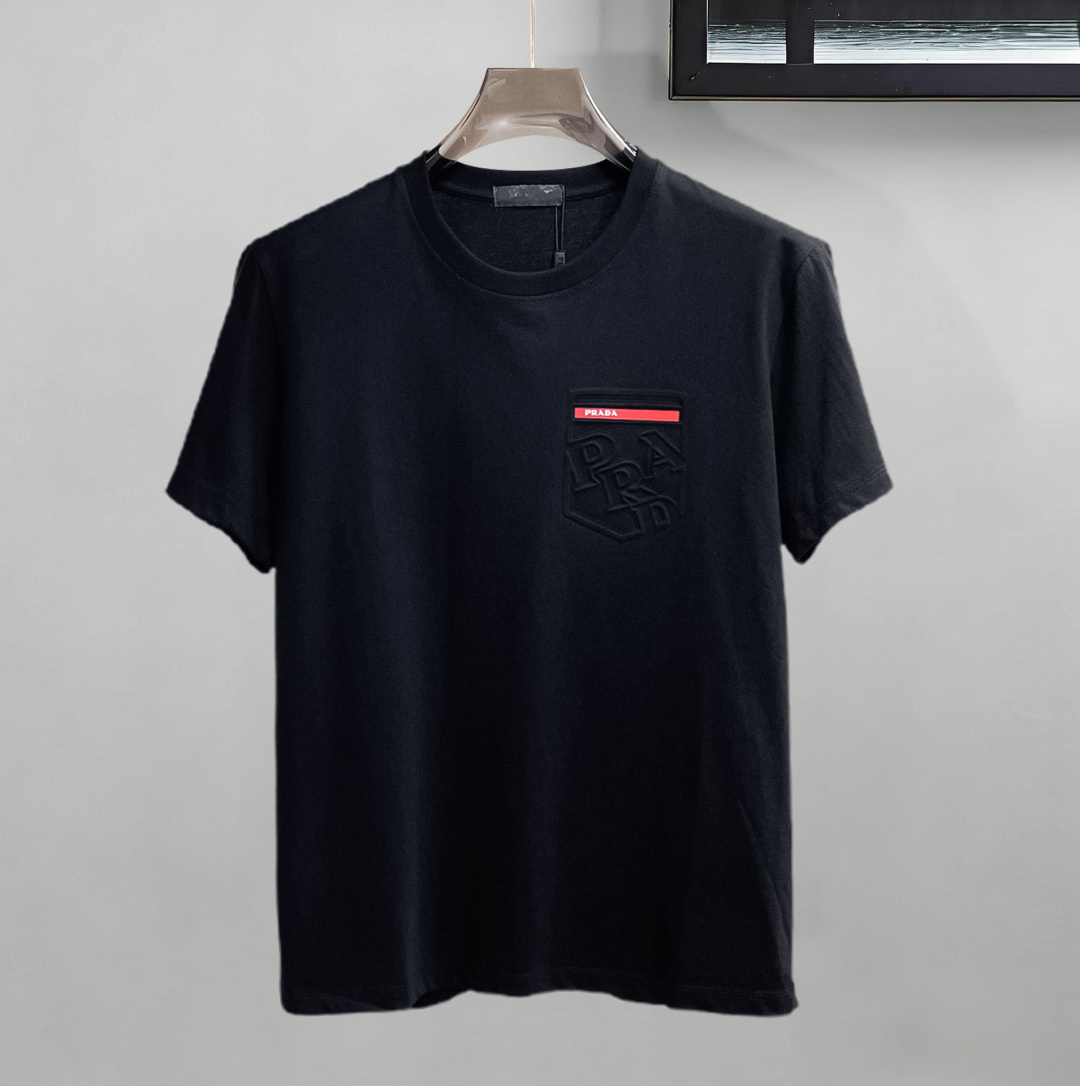 NO:844220,Prada has all three standards. The latest 2026 summer short-sleeved short sleeves are available at the counter. Original goods, fashionable imported original technical fabrics, comfortable and breathable upper body, original customized hardware accessories, handsome and stylish upper body, complete with three standards, recommended style, extremely high grade, purchasing code number L-4XL, maximum wearing capacity is 195 catties,, prada, T-shirt,19860909普拉达三标齐全. 2026夏季新款最新品短袖,专柜同步有售,原单狠货,时尚进口原版科技面料,上身舒适透气,原版定制五金辅料,上身帅气有型,三标齐全,推荐款,档次极高,代购级码数L-4XL,最大穿195斤,,prada,T-shirt,,Men's clothing