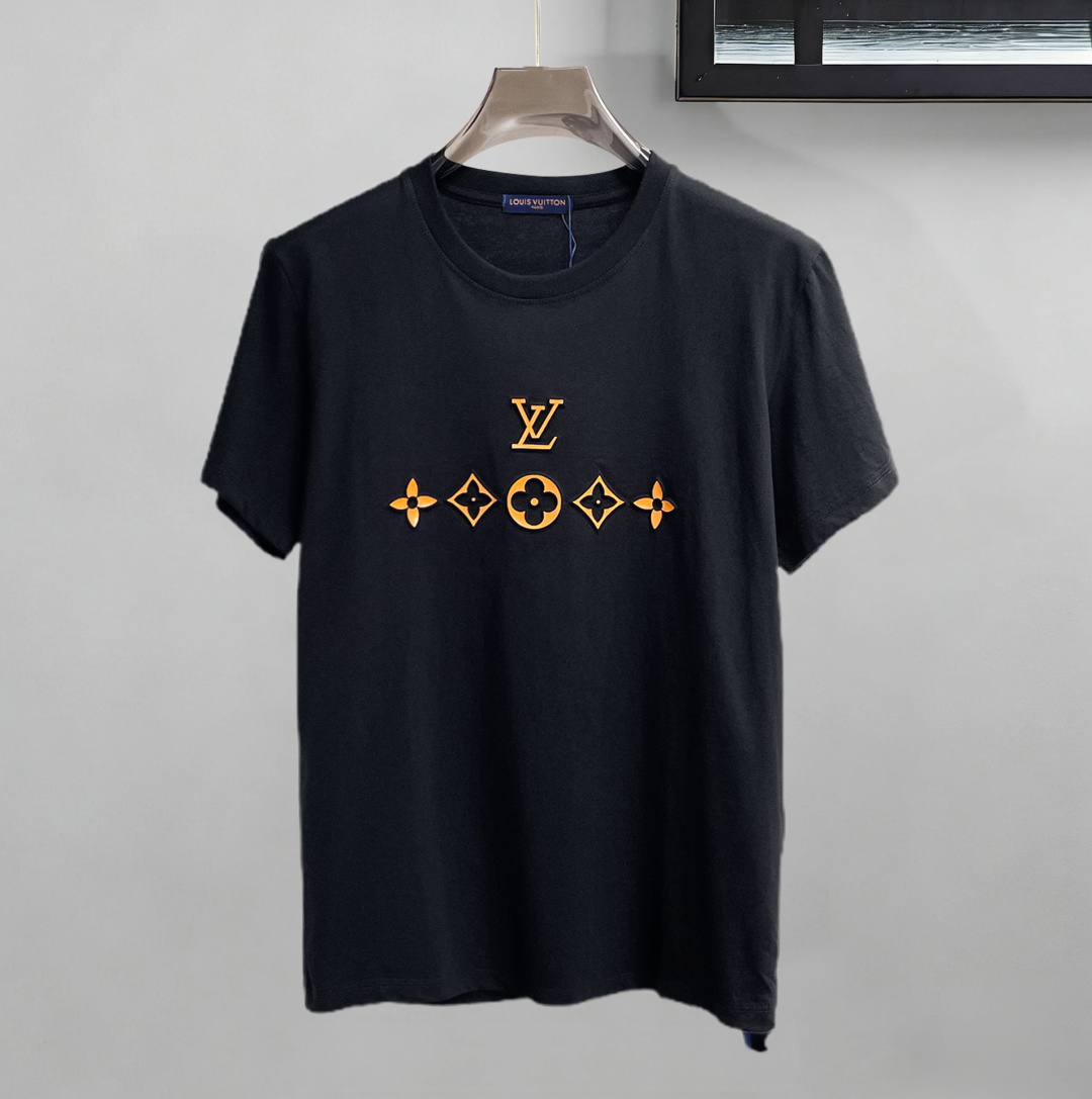 NO:844214,LV three labels are complete. 2026 summer new latest short-sleeved products, available at counters simultaneously, original goods, stylish imported original technical fabrics, comfortable and breathable upper body, original customized hardware accessories, handsome and stylish upper body, complete three labels, recommended style, extremely high grade, purchasing code number L-4XL, maximum wearing capacity is 195 catties, louis vuitton, T-shirt,19860909LV三标齐全. 2026夏季新款最新品短袖,专柜同步有售,原单狠货,时尚进口原版科技面料,上身舒适透气,原版定制五金辅料,上身帅气有型,三标齐全,推荐款,档次极高,代购级码数L-4XL,最大穿195斤,,louis vuitton,T-shirt,,Men's clothing