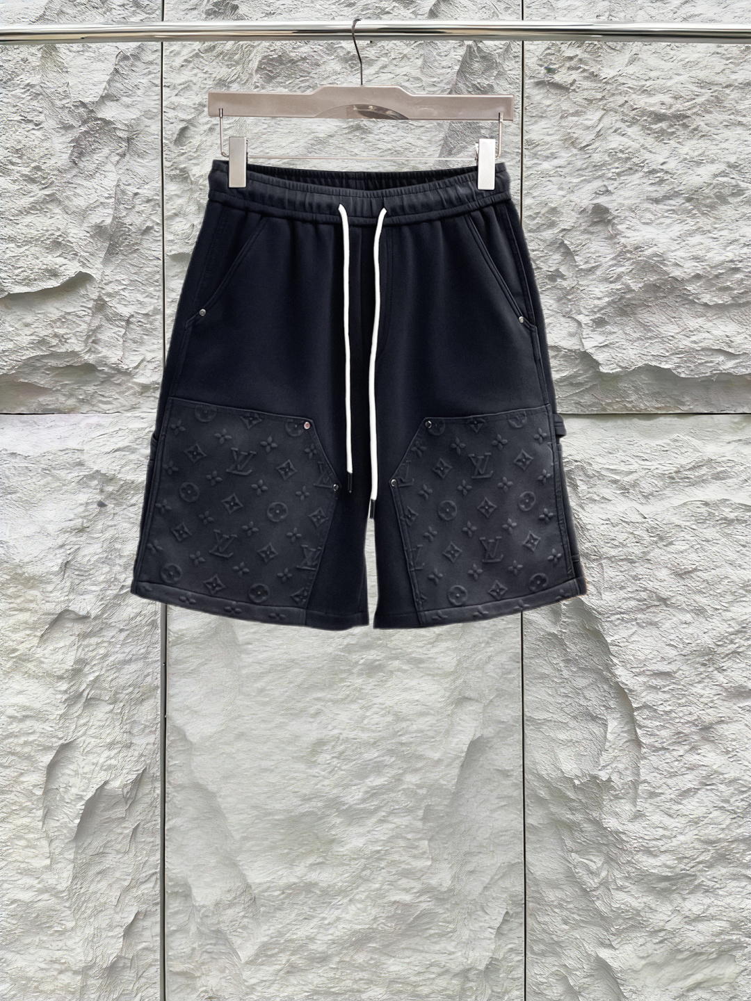 NO:844247,LV three-standard complete 2026 summer new men's casual shorts, advanced custom-made breathable fabrics, extremely breathable, elastic and comfortable, impeccable details, top-grade accessories, original logo design concept, delicate and soft feel!  The upper body fit is awesome!  Sizes M-XXXL, please state your height and weight when ordering,,louis vuitton,shorts,19860909LV 三标齐全 2026夏季新款男士休闲短裤,高级定制面料透气面料 透气弹力舒适度极高,细节无可挑剔,顶级辅料配备,原版logo设计理念,手感细腻柔软！上身版型超赞！尺码M-XXXL下单报身高体重,,louis vuitton,shorts,,Men's clothing