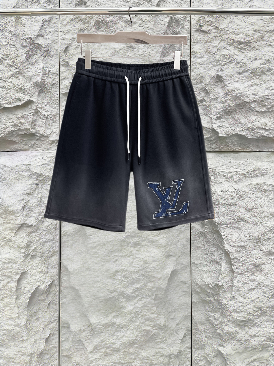 NO:844232,LV three-standard complete 2026 summer new men's casual shorts, advanced custom-made breathable fabrics, extremely breathable, elastic and comfortable, impeccable details, top-grade accessories, original logo design concept, delicate and soft feel!  The upper body fit is awesome!  Sizes M-XXXL, please state your height and weight when ordering,,louis vuitton,shorts,19860909LV 三标齐全 2026夏季新款男士休闲短裤,高级定制面料透气面料 透气弹力舒适度极高,细节无可挑剔,顶级辅料配备,原版logo设计理念,手感细腻柔软！上身版型超赞！尺码M-XXXL下单报身高体重,,louis vuitton,shorts,,Men's clothing