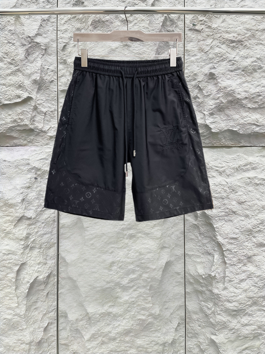NO:844248,LV three-standard complete 2026 summer new men's casual shorts, advanced custom-made breathable fabrics, extremely breathable, elastic and comfortable, impeccable details, top-grade accessories, original logo design concept, delicate and soft feel!  The upper body fit is awesome!  Sizes M-XXXL, please state your height and weight when ordering,,louis vuitton,shorts,19860909LV 三标齐全 2026夏季新款男士休闲短裤,高级定制面料透气面料 透气弹力舒适度极高,细节无可挑剔,顶级辅料配备,原版logo设计理念,手感细腻柔软！上身版型超赞！尺码M-XXXL下单报身高体重,,louis vuitton,shorts,,Men's clothing