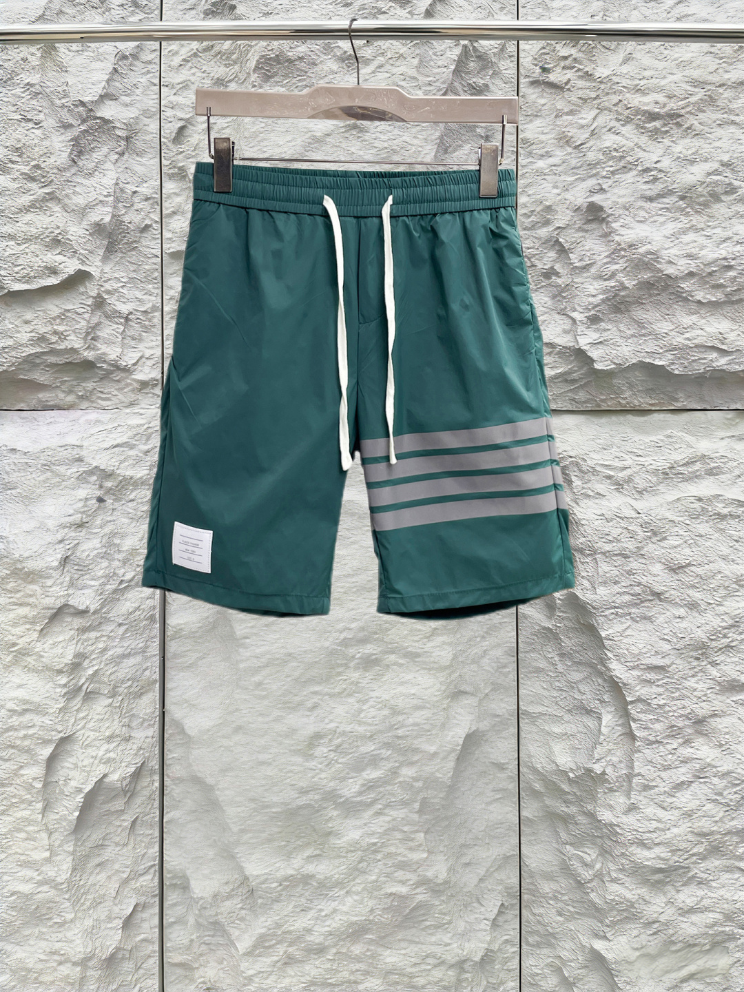 NO:844273,TB three standards are complete. The latest 2026 summer shorts are available at the counter at the same time. Original goods, fashionable imported original technical fabrics, upper body comfortable and breathable, original customized hardware accessories, handsome and stylish upper body, three standards complete, recommended style, very high grade, purchasing code number L-4XL, maximum wear 195 pounds,,shorts,19860909TB三标齐全. 2026夏季新款最新品短裤,专柜同步有售,原单狠货,时尚进口原版科技面料,上身舒适透气,原版定制五金辅料,上身帅气有型,三标齐全,推荐款,档次极高,代购级码数L-4XL,最大穿195斤,,shorts,,Men's clothing