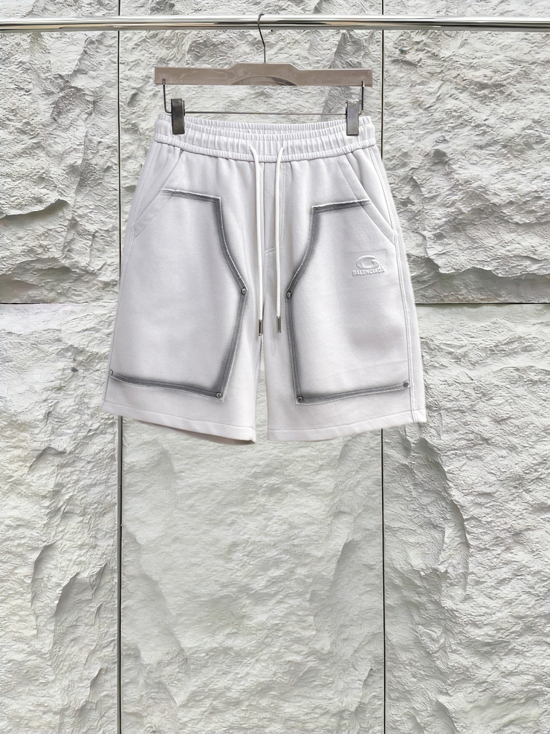 NO:844287,Balenciaga has all three standards. 2026 summer new and latest shorts, available at counters simultaneously, original goods, fashionable imported original technical fabrics, upper body comfortable and breathable, original customized hardware accessories, handsome and stylish upper body, three standards complete, recommended style, very high grade, purchasing code number L-4XL, maximum wear 195 pounds,, balenciaga, shorts,19860909巴黎世家 三标齐全. 2026夏季新款最新品短裤,专柜同步有售,原单狠货,时尚进口原版科技面料,上身舒适透气,原版定制五金辅料,上身帅气有型,三标齐全,推荐款,档次极高,代购级码数L-4XL,最大穿195斤,,balenciaga,shorts,,Men's clothing