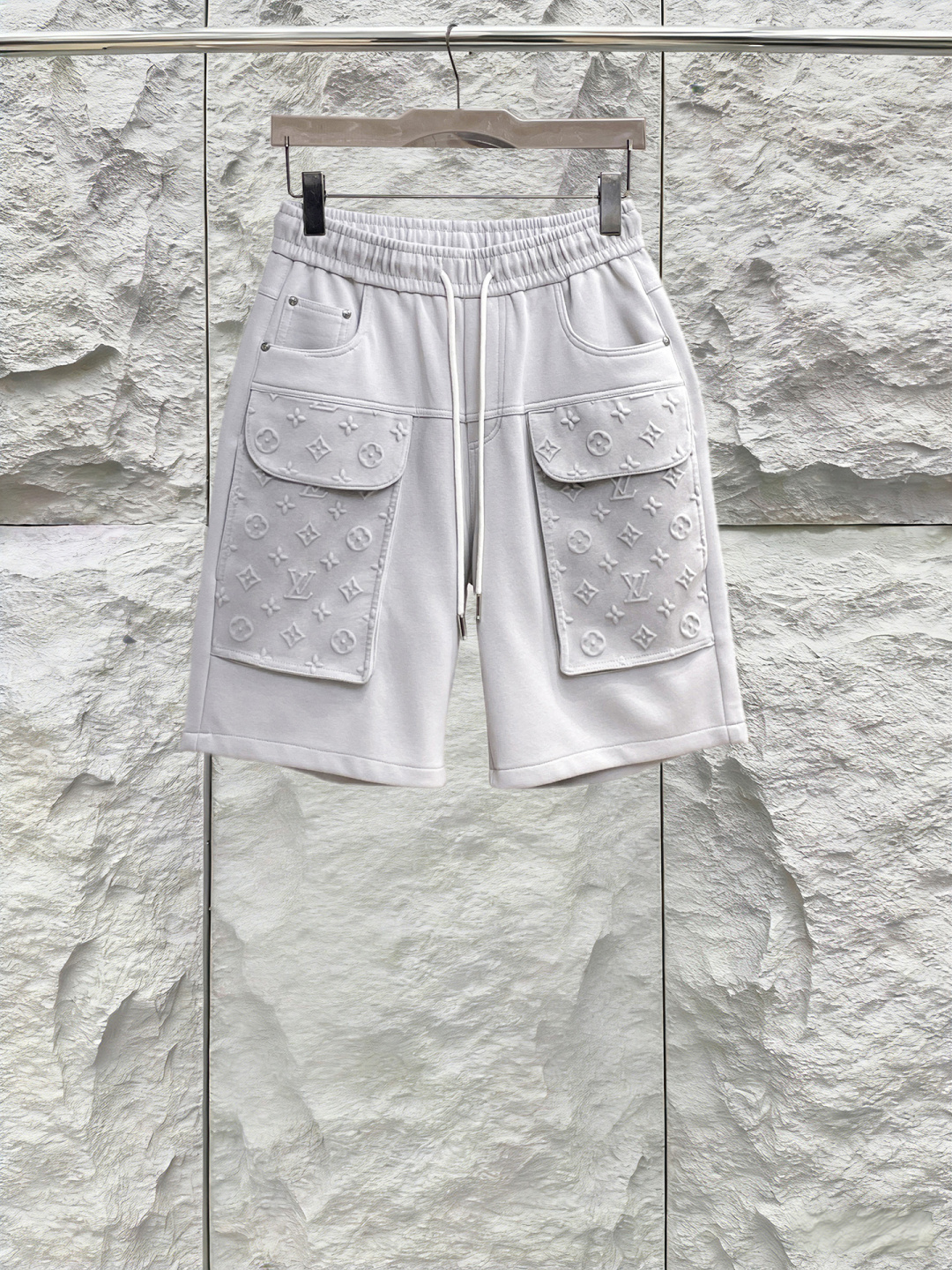 NO:844279,LV three labels are complete. The latest 2026 summer shorts are available at the counter at the same time. Original goods, fashionable original imported technical fabrics, comfortable and breathable upper body, original customized hardware accessories, handsome and stylish upper body, complete three labels, recommended style, extremely high grade, purchasing code number L-4XL, maximum wearing capacity is 195 catties, louis vuitton, shorts,19860909LV三标齐全. 2026夏季新款最新品短裤,专柜同步有售,原单狠货,时尚进口原版科技面料,上身舒适透气,原版定制五金辅料,上身帅气有型,三标齐全,推荐款,档次极高,代购级码数L-4XL,最大穿195斤,,louis vuitton,shorts,,Men's clothing