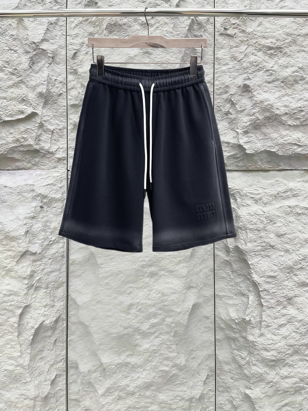 NO:844268,miumiu has all three standards. 2026 summer new and latest shorts, available at counters simultaneously, original goods, stylish imported original technical fabrics, comfortable and breathable upper body, original customized hardware accessories, handsome and stylish upper body, complete with three standards, recommended style, extremely high grade, purchasing code number L-4XL, maximum wearing capacity is 195 catties,, miumiu, shorts,19860909miumiu三标齐全. 2026夏季新款最新品短裤 ,专柜同步有售,原单狠货,时尚进口原版科技面料,上身舒适透气,原版定制五金辅料,上身帅气有型,三标齐全,推荐款,档次极高,代购级码数L-4XL,最大穿195斤,,miumiu,shorts,,Men's clothing