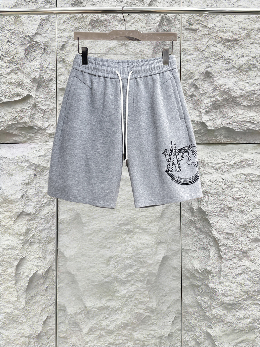 NO:844332,The latest 2026 summer shorts are available at the counter. The original goods are made from fashionable imported original technical fabrics. The upper body is comfortable and breathable. The original customized hardware accessories make the upper body handsome and stylish. The three standards are complete. Recommended model. The grade is very high. The purchasing code number is L-4XL. The maximum wearing capacity is 195 pounds. Moncler shorts.19860909蒙口三标齐全. 2026夏季新款最新品短裤,专柜同步有售,原单狠货,时尚进口原版科技面料,上身舒适透气,原版定制五金辅料,上身帅气有型,三标齐全,推荐款,档次极高,代购级码数L-4XL,最大穿195斤,,Moncler,shorts,,Men's clothing