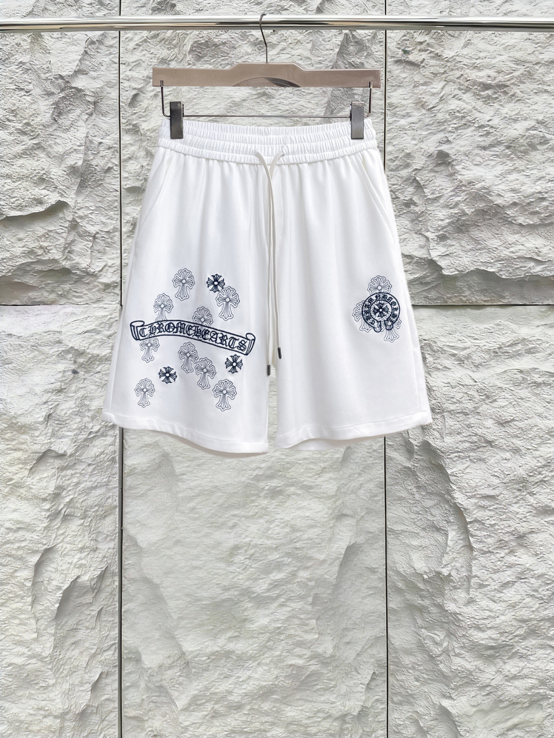 NO:844315,Chrome hearts are complete with three standards. The latest 2026 summer shorts are available at the counter. The original order is very good. Fashionable original imported technical fabrics. The upper body is comfortable and breathable. Original customized hardware accessories. The upper body is handsome and stylish. All three standards are complete. Recommended model. Very high grade. Purchasing code number L-4XL. Maximum wearing capacity is 195 catties. chrome hearts.shorts,19860909克罗心三标齐全. 2026夏季新款最新品短裤,专柜同步有售,原单狠货,时尚进口原版科技面料,上身舒适透气,原版定制五金辅料,上身帅气有型,三标齐全,推荐款,档次极高,代购级码数L-4XL,最大穿195斤,,chrome hearts,shorts,,Men's clothing