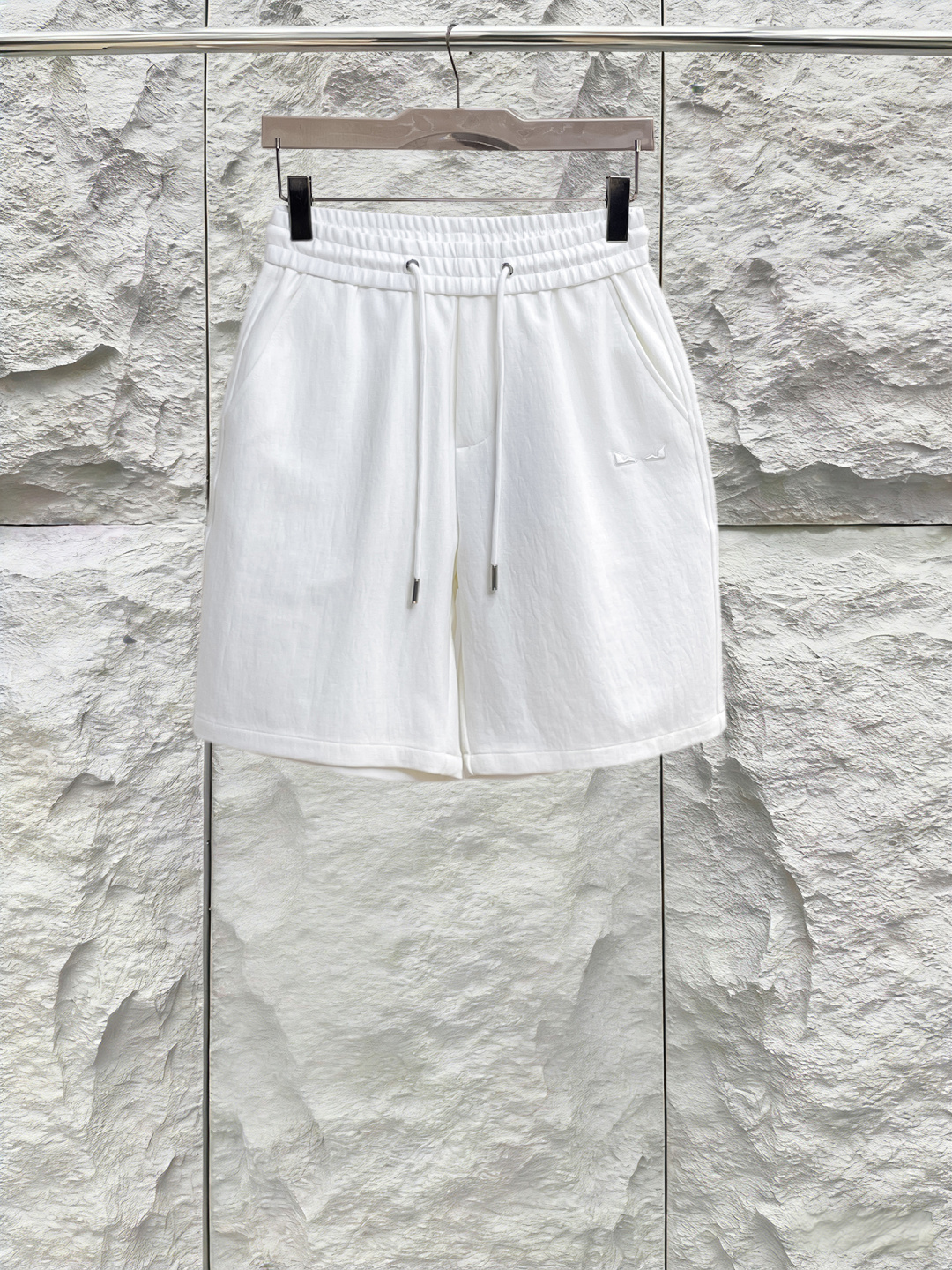 NO:844310,Fendi has all three standards. The latest 2026 summer shorts are available at the counter. The original order is very good. Fashionable imported original technical fabrics. The upper body is comfortable and breathable. The original customized hardware accessories. The upper body is handsome and stylish. All three standards are complete. Recommended model. The grade is very high. The purchasing code number is L-4XL. The maximum wearing capacity is 195 pounds. Fendi, shorts,19860909芬迪三标齐全. 2026夏季新款最新品短裤,专柜同步有售,原单狠货,时尚进口原版科技面料,上身舒适透气,原版定制五金辅料,上身帅气有型,三标齐全,推荐款,档次极高,代购级码数L-4XL,最大穿195斤,,fendi,shorts,,Men's clothing