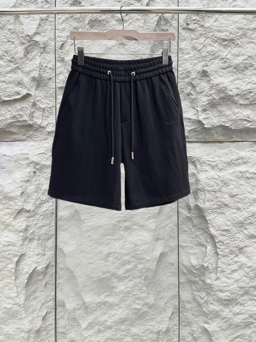 NO:844305,Fendi has all three standards. 2026 summer new and latest shorts, available at counters simultaneously, original goods, fashionable original imported technical fabrics, upper body comfortable and breathable, original customized hardware accessories, handsome and stylish upper body, complete three standards, recommended style, extremely high grade, purchasing code number L-4XL, maximum wearing capacity is 195 catties,,fendi, shorts,19860909芬迪 三标齐全. 2026夏季新款最新品短裤,专柜同步有售,原单狠货,时尚进口原版科技面料,上身舒适透气,原版定制五金辅料,上身帅气有型,三标齐全,推荐款,档次极高,代购级码数L-4XL,最大穿195斤,,fendi,shorts,,Men's clothing