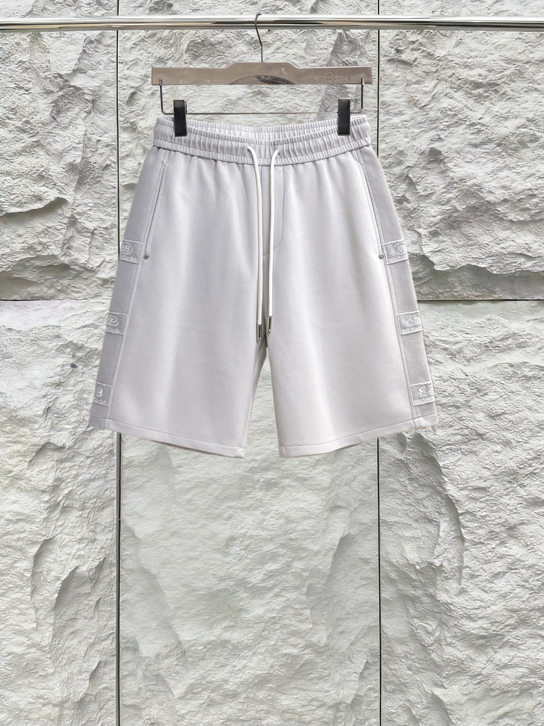 NO:844288,Balenciaga has all three standards. 2026 summer new and latest shorts, available at counters simultaneously, original goods, fashionable imported original technical fabrics, upper body comfortable and breathable, original customized hardware accessories, handsome and stylish upper body, three standards complete, recommended style, very high grade, purchasing code number L-4XL, maximum wear 195 pounds,, balenciaga, shorts,19860909巴黎世家 三标齐全. 2026夏季新款最新品短裤,专柜同步有售,原单狠货,时尚进口原版科技面料,上身舒适透气,原版定制五金辅料,上身帅气有型,三标齐全,推荐款,档次极高,代购级码数L-4XL,最大穿195斤,,balenciaga,shorts,,Men's clothing