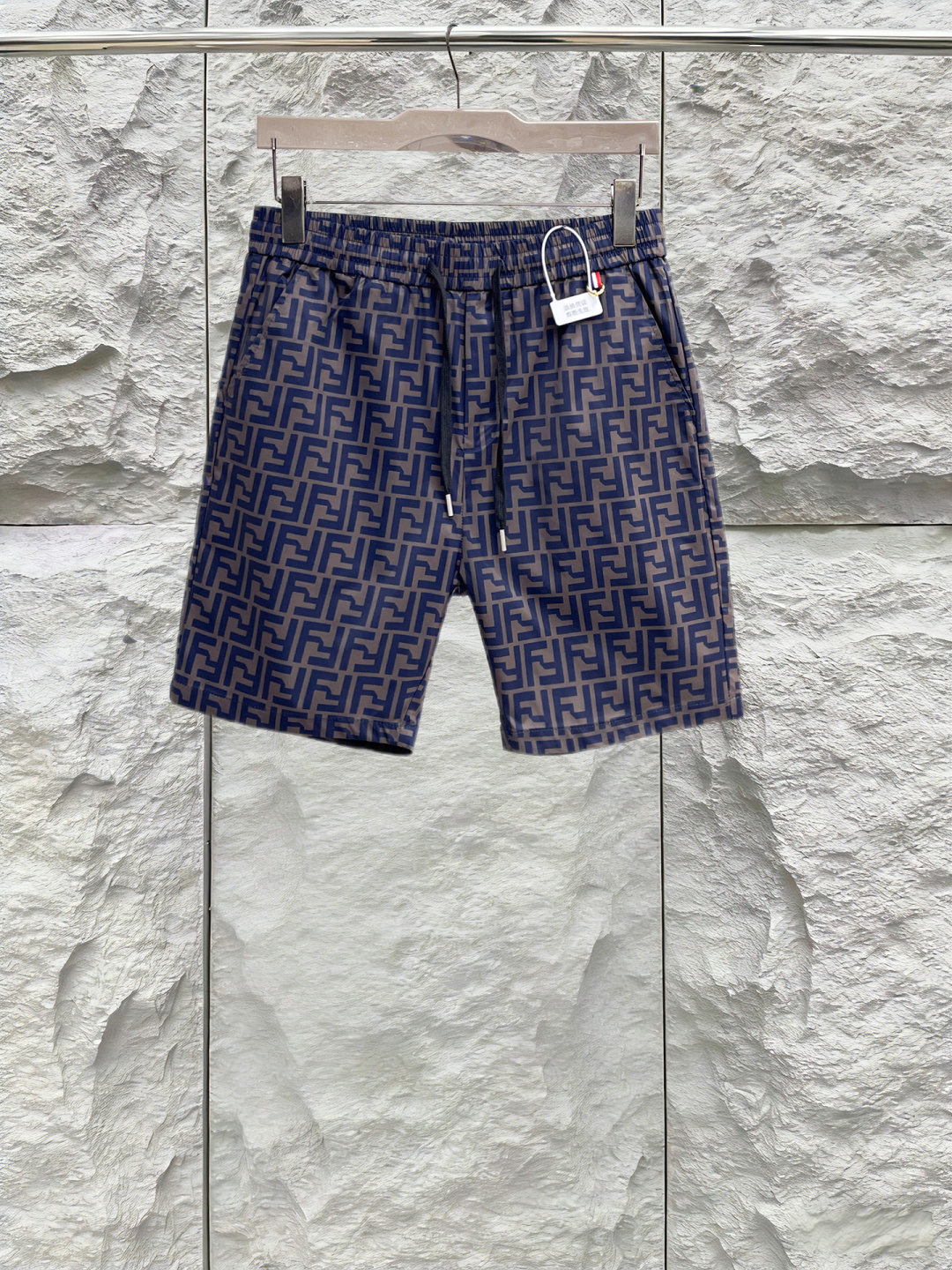 NO:844284,Fendi has all three standards. 2026 summer new and latest shorts, available at counters simultaneously, original goods, fashionable original imported technical fabrics, upper body comfortable and breathable, original customized hardware accessories, handsome and stylish upper body, complete three standards, recommended style, extremely high grade, purchasing code number L-4XL, maximum wearing capacity is 195 catties,,fendi, shorts,19860909芬迪 三标齐全. 2026夏季新款最新品短裤,专柜同步有售,原单狠货,时尚进口原版科技面料,上身舒适透气,原版定制五金辅料,上身帅气有型,三标齐全,推荐款,档次极高,代购级码数L-4XL,最大穿195斤,,fendi,shorts,,Men's clothing