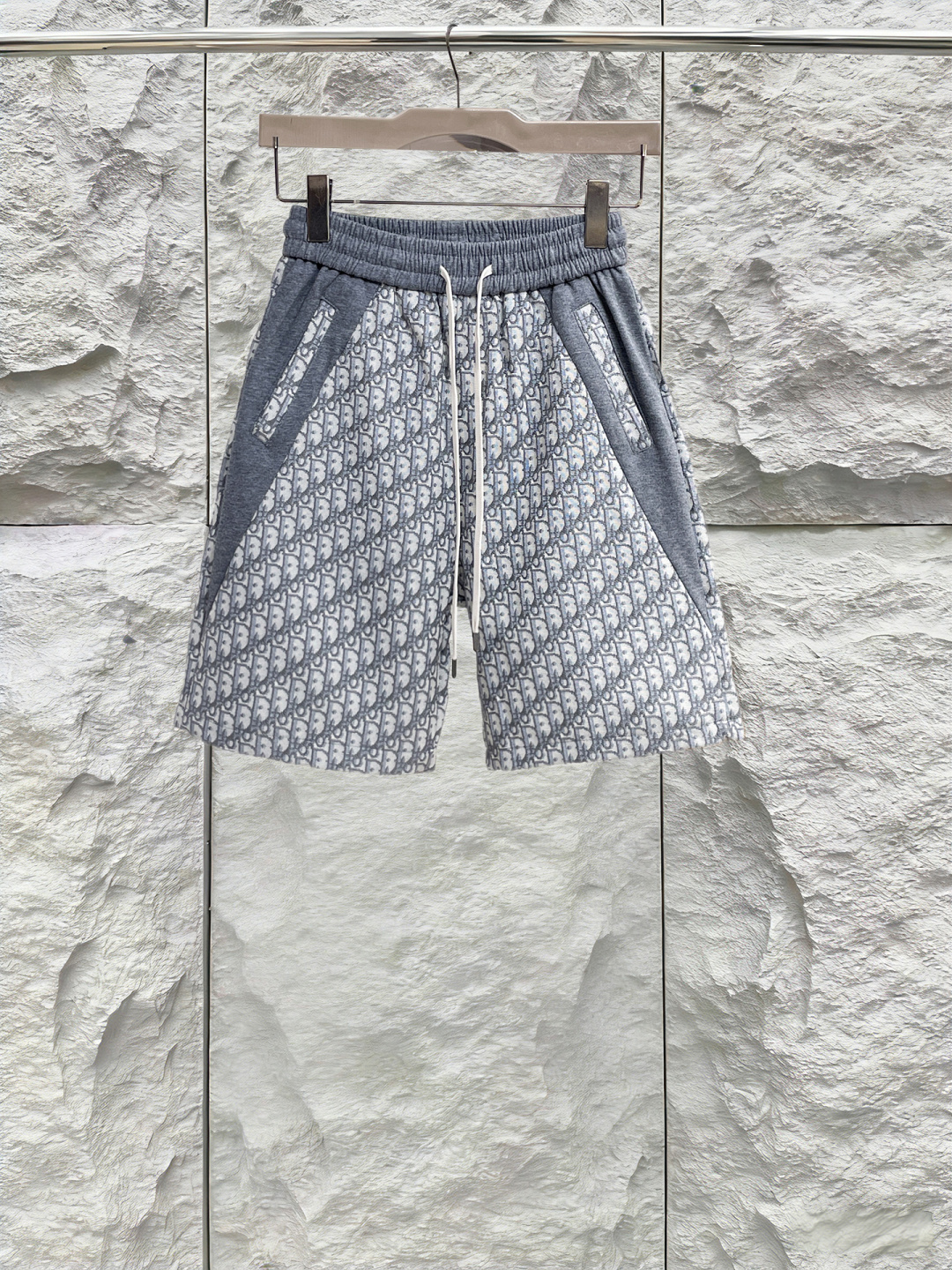 NO:844276,Dior has all three labels. The latest 2026 summer shorts are available at the counter. The original order is very good. Fashionable imported original technical fabrics. The upper body is comfortable and breathable. The original customized hardware accessories. The upper body is handsome and stylish. All three labels are complete. Recommended model. The grade is very high. The purchasing code number is L-4XL. The maximum wear is 195 pounds. Dior, shorts,19860909迪奥 三标齐全. 2026夏季新款最新品短裤,专柜同步有售,原单狠货,时尚进口原版科技面料,上身舒适透气,原版定制五金辅料,上身帅气有型,三标齐全,推荐款,档次极高,代购级码数L-4XL,最大穿195斤,,dior,shorts,,Men's clothing