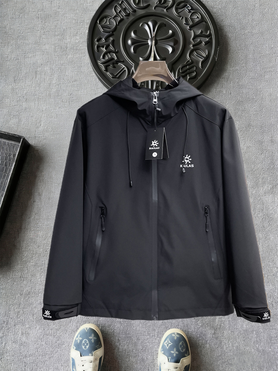 NO:844319,The same style as the official website of Kailer Stone, 2026ss spring new men's jacket, original single, three-standard complete high-end version!  , counter-customized fabrics with high breathability and comfort, impeccable details, brand element design concept, reflecting high quality. It feels delicate and soft!  It presents a casual cut and the upper body shape is awesome!  Size L～4XL, maximum wearing capacity is 195 catties.,,jackets & coats,jackets & coats,19860909凯乐石 官网同款, 2026ss开春新款男士夹克外套,原单三标齐全高端版本！,专柜定制面料 透气舒适度高,细节无可挑剔,品牌元素设计理念,体现高品质.手感细腻柔软！呈现休闲裁剪,上身版型超赞！码数L～4XL,最大穿195斤.,,jackets & coats,jackets & coats,,Men's clothing