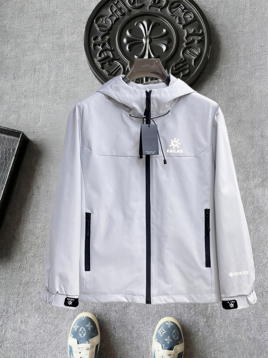 NO:844314,The same style as the official website of Kailer Stone, 2026ss spring new men's jacket, original three-standard complete high-end version!  , counter-customized fabrics with high breathability and comfort, impeccable details, brand element design concept, reflecting high quality. It feels delicate and soft!  It presents a casual cut and the upper body shape is awesome!  Size L～4XL, maximum wearing capacity is 195 catties.,,jackets & coats,jackets & coats,19860909凯乐石 官网同款,2026ss开春新款男士夹克外套,原单三标齐全高端版本！,专柜定制面料 透气舒适度高, 细节无可挑剔,品牌元素设计理念,体现高品质.手感细腻柔软！呈现休闲裁剪,上身版型超赞！码数L～4XL,最大穿195斤.,,jackets & coats,jackets & coats,,Men's clothing