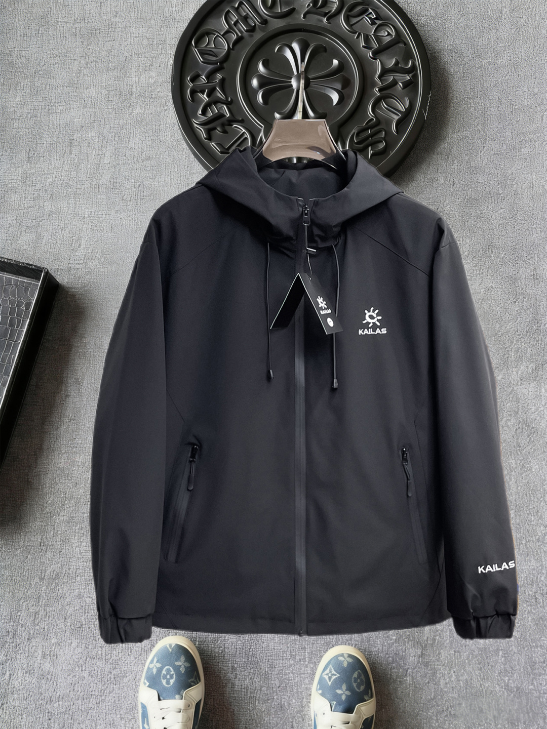 NO:844301,The same style as the official website of Kailer Stone, 2026ss spring new men's jacket, original three-standard complete high-end version!  , counter-customized fabrics with high breathability and comfort, impeccable details, brand element design concept, reflecting high quality. It feels delicate and soft!  It presents a casual cut and the upper body shape is awesome!  Size L～4XL, maximum wearing capacity is 195 catties.,,jackets & coats,jackets & coats,19860909凯乐石 官网同款,2026ss开春新款男士夹克外套,原单三标齐全高端版本！,专柜定制面料 透气舒适度高,细节无可挑剔,品牌元素设计理念,体现高品质. 手感细腻柔软！呈现休闲裁剪,上身版型超赞！码数L～4XL,最大穿195斤.,,jackets & coats,jackets & coats,,Men's clothing