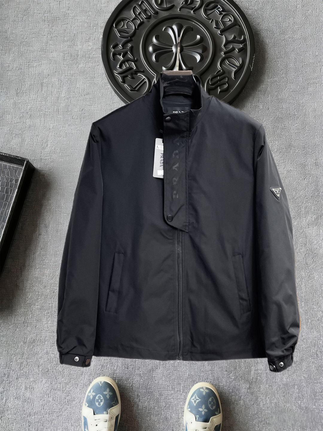NO:844337,Same style as Prada's official website, 2026ss new spring men's jacket, original single, three-standard, high-end version!  , counter-customized fabrics with high breathability and comfort, impeccable details, brand element design concept, reflecting high quality. It feels delicate and soft!  It presents a casual cut and the upper body shape is awesome!  Size L～4XL, maximum wearing capacity is 195 catties.,,prada,jackets & coats,jackets & coats,19860909普拉达 官网同款, 2026ss开春新款男士夹克外套,原单三标齐全高端版本！,专柜定制面料 透气舒适度高,细节无可挑剔,品牌元素设计理念,体现高品质.手感细腻柔软！呈现休闲裁剪,上身版型超赞！码数L～4XL,最大穿195斤.,,prada,jackets & coats,jackets & coats,,Men's clothing