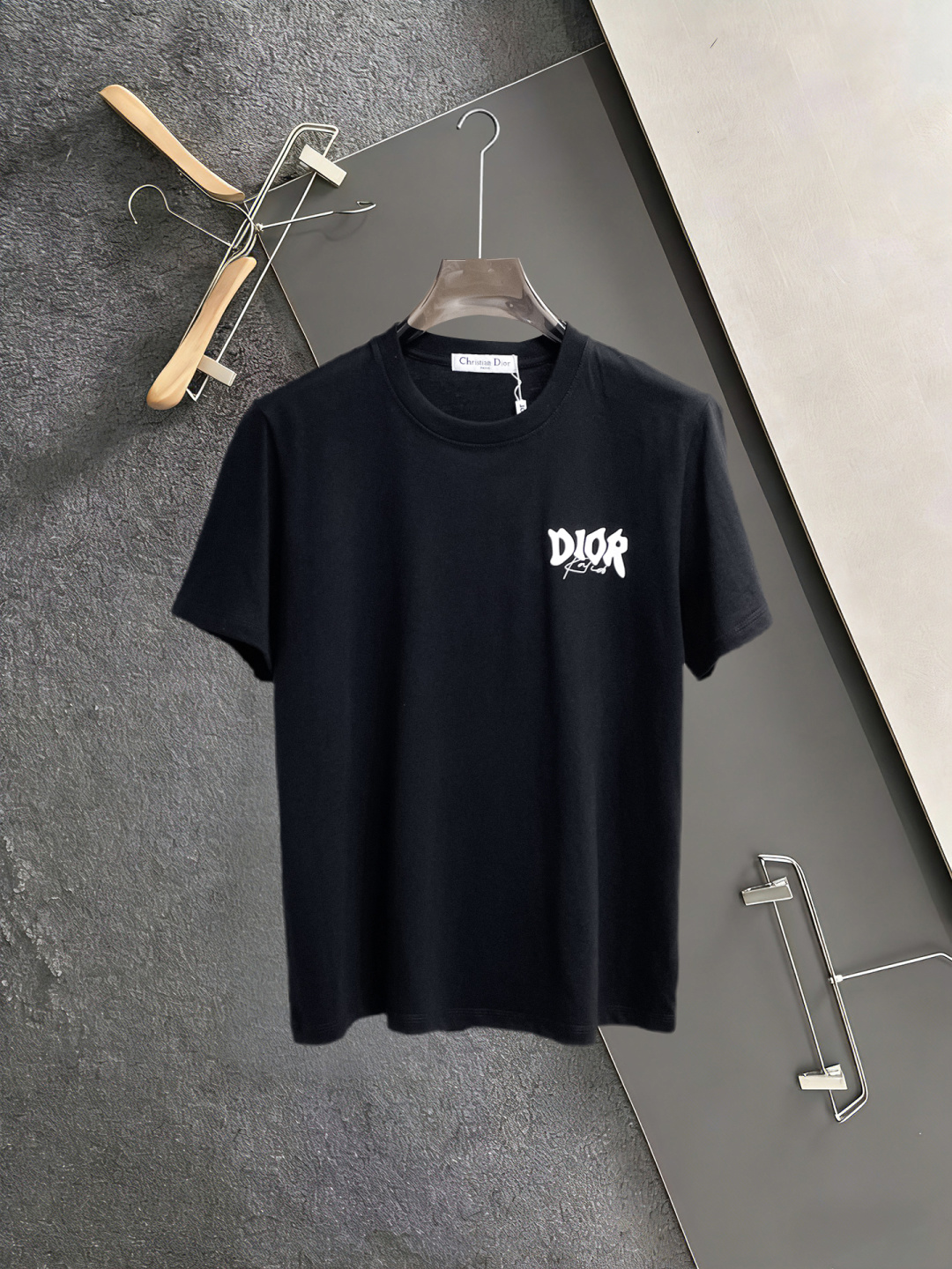NO:846778,Dior has all three labels. The latest 2026 summer short-sleeved short sleeves are available at the counter. Original goods, fashionable imported original technical fabrics, comfortable and breathable upper body, original customized hardware accessories, handsome and stylish upper body, complete with three labels, recommended model, very high grade, purchasing code number L-4XL, maximum wearing capacity is 195 catties, dior, T-shirt,19860909迪奥三标齐全. 2026夏季新款最新品短袖,专柜同步有售,原单狠货,时尚进口原版科技面料,上身舒适透气,原版定制五金辅料,上身帅气有型,三标齐全,推荐款,档次极高,代购级码数L-4XL,最大穿195斤,,dior,T-shirt,,Men's clothing