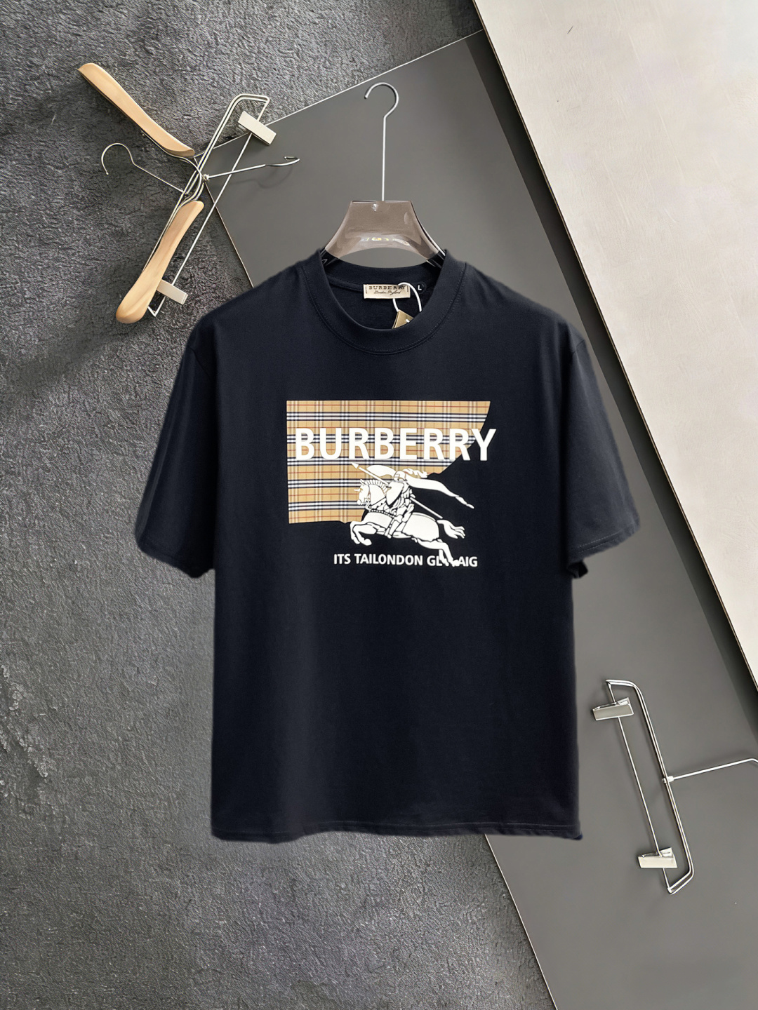 NO:846775,Burberry has all three labels. The latest 2026 summer short-sleeved short sleeves are available at the counter. Original goods, fashionable imported original technical fabrics, comfortable and breathable upper body, original customized hardware accessories, handsome and stylish upper body, complete with three labels, recommended style, extremely high grade, purchasing code number L-4XL, maximum wearing capacity is 195 catties,, burberry, T-shirt,19860909巴宝莉三标齐全. 2026夏季新款最新品短袖,专柜同步有售,原单狠货,时尚进口原版科技面料,上身舒适透气,原版定制五金辅料,上身帅气有型,三标齐全,推荐款,档次极高,代购级码数L-4XL,最大穿195斤,,burberry,T-shirt,,Men's clothing