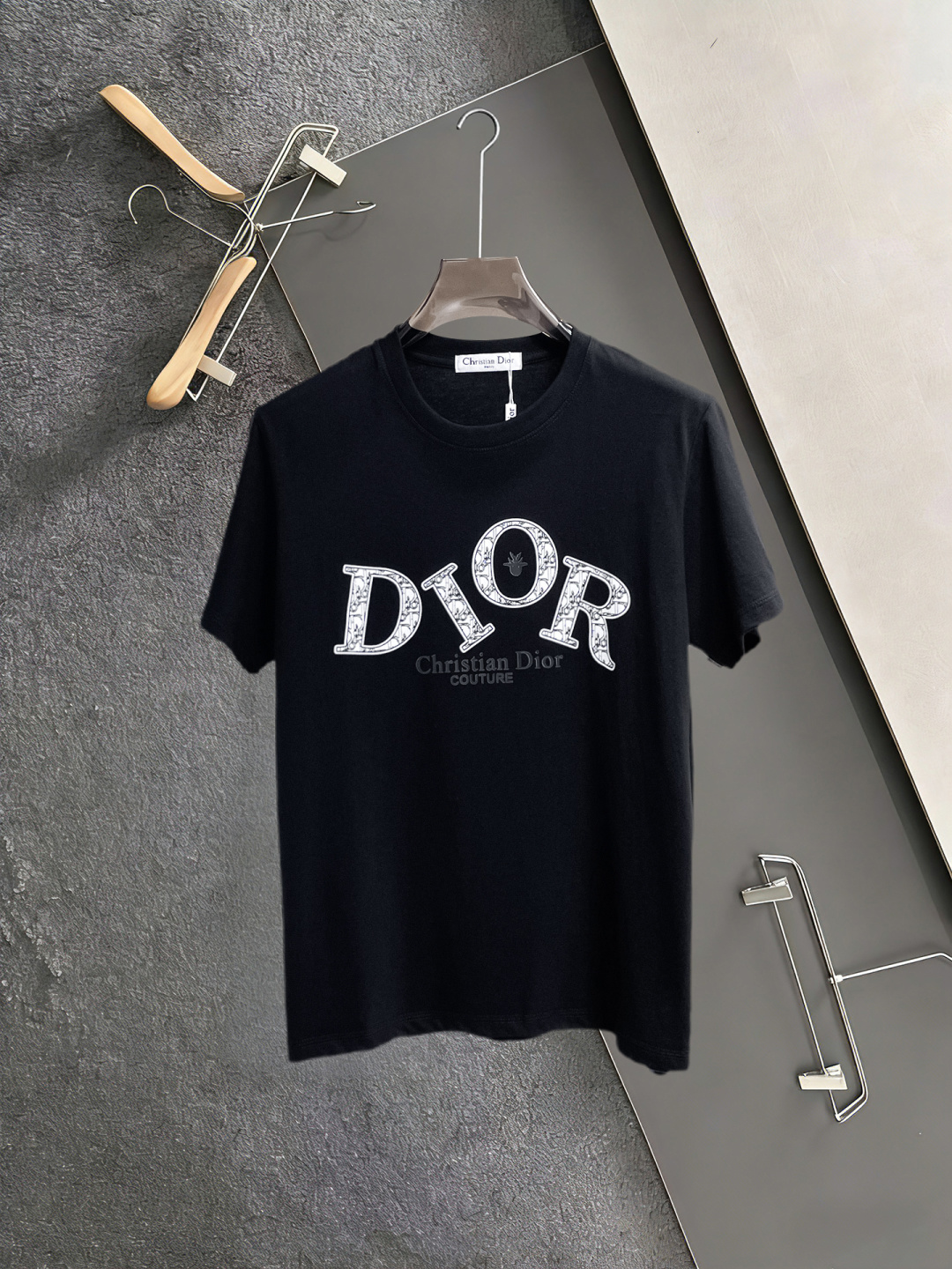 NO:846772,Dior has all three labels. The latest 2026 summer short-sleeved short sleeves are available at the counter. Original goods, fashionable imported original technical fabrics, comfortable and breathable upper body, original customized hardware accessories, handsome and stylish upper body, complete with three labels, recommended model, very high grade, purchasing code number L-4XL, maximum wearing capacity is 195 catties, dior, T-shirt,19860909迪奥三标齐全. 2026夏季新款最新品短袖,专柜同步有售,原单狠货,时尚进口原版科技面料,上身舒适透气,原版定制五金辅料,上身帅气有型,三标齐全,推荐款,档次极高,代购级码数L-4XL,最大穿195斤,,dior,T-shirt,,Men's clothing