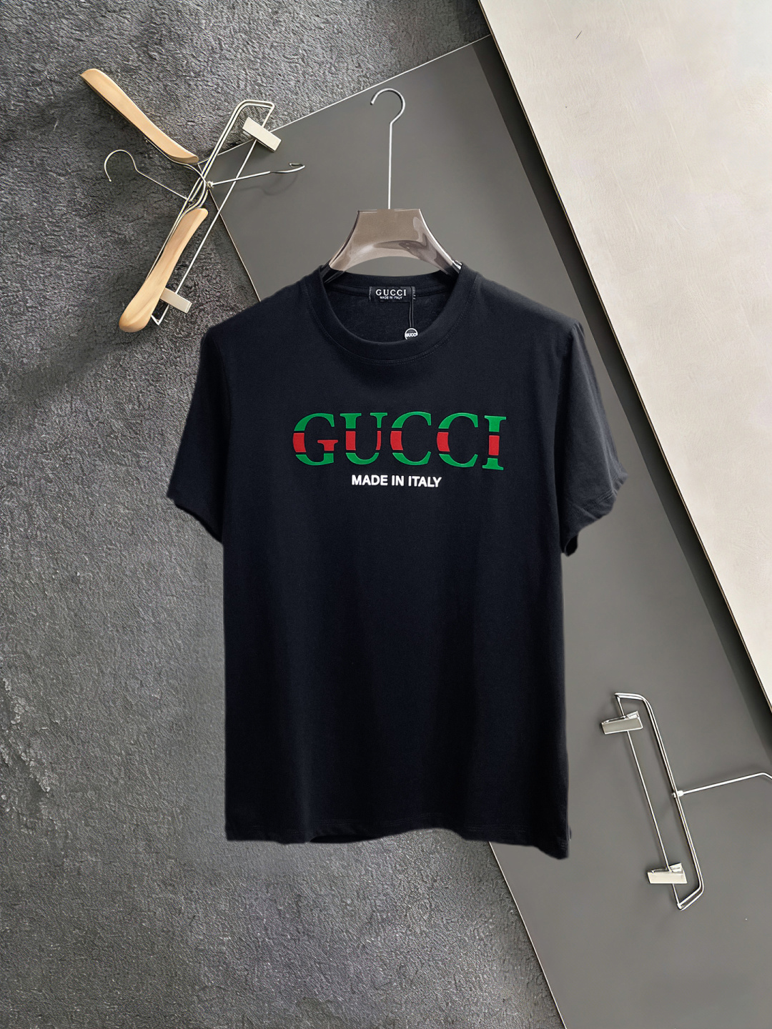 NO:846795,Gucci has all three labels. The latest 2026 summer short-sleeved short sleeves are available at the counter. The original order is very good. Fashionable original imported technical fabrics. The upper body is comfortable and breathable. Original customized hardware accessories. The upper body is handsome and stylish. All three labels are complete. Recommended model. The grade is very high. The purchasing code number is L-4XL. The maximum wearing capacity is 195 catties., gucci, T-shirt,19860909古驰三标齐全. 2026夏季新款最新品短袖,专柜同步有售,原单狠货,时尚进口原版科技面料,上身舒适透气,原版定制五金辅料,上身帅气有型,三标齐全,推荐款,档次极高,代购级码数L-4XL,最大穿195斤,,gucci,T-shirt,,Men's clothing