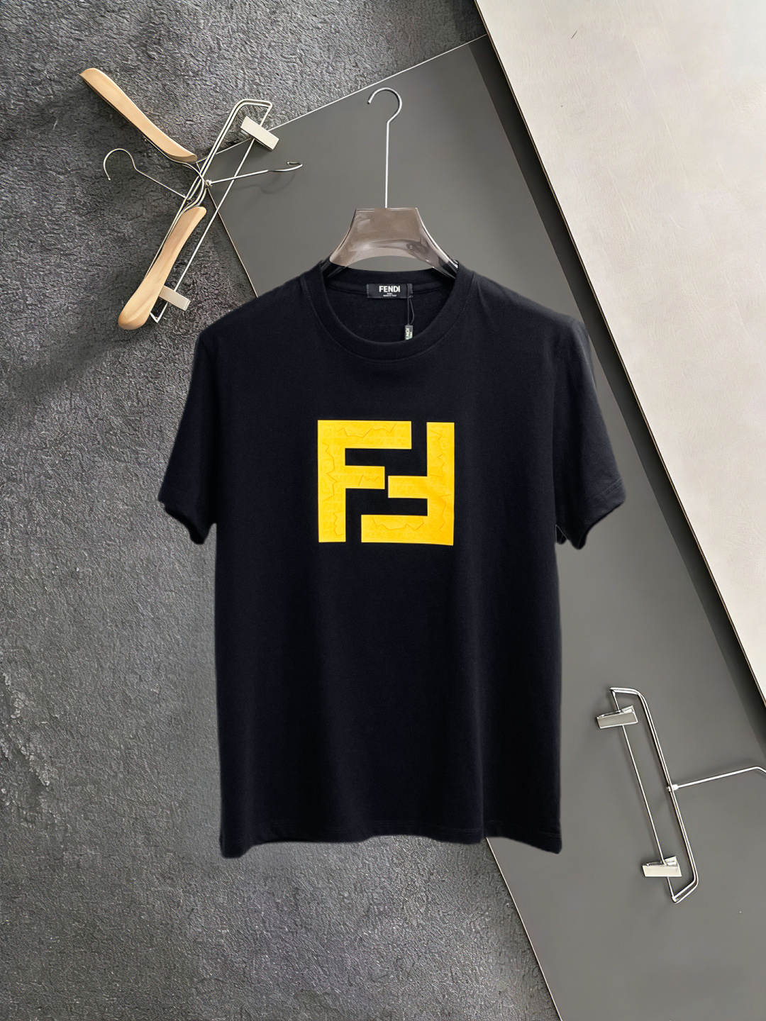 NO:846789,Fendi has all three labels. The latest 2026 summer short-sleeved short sleeves are available at the counter. The original order is very good. Fashionable imported original technical fabrics. The upper body is comfortable and breathable. Original customized hardware accessories. The upper body is handsome and stylish. All three labels are complete. Recommended model. Very high grade. Purchasing code number is L-4XL. Maximum wear is 195 pounds. Fendi, T-shirt.19860909芬迪三标齐全. 2026夏季新款最新品短袖,专柜同步有售,原单狠货,时尚进口原版科技面料,上身舒适透气,原版定制五金辅料,上身帅气有型,三标齐全,推荐款,档次极高,代购级码数L-4XL,最大穿195斤,,fendi,T-shirt,,Men's clothing