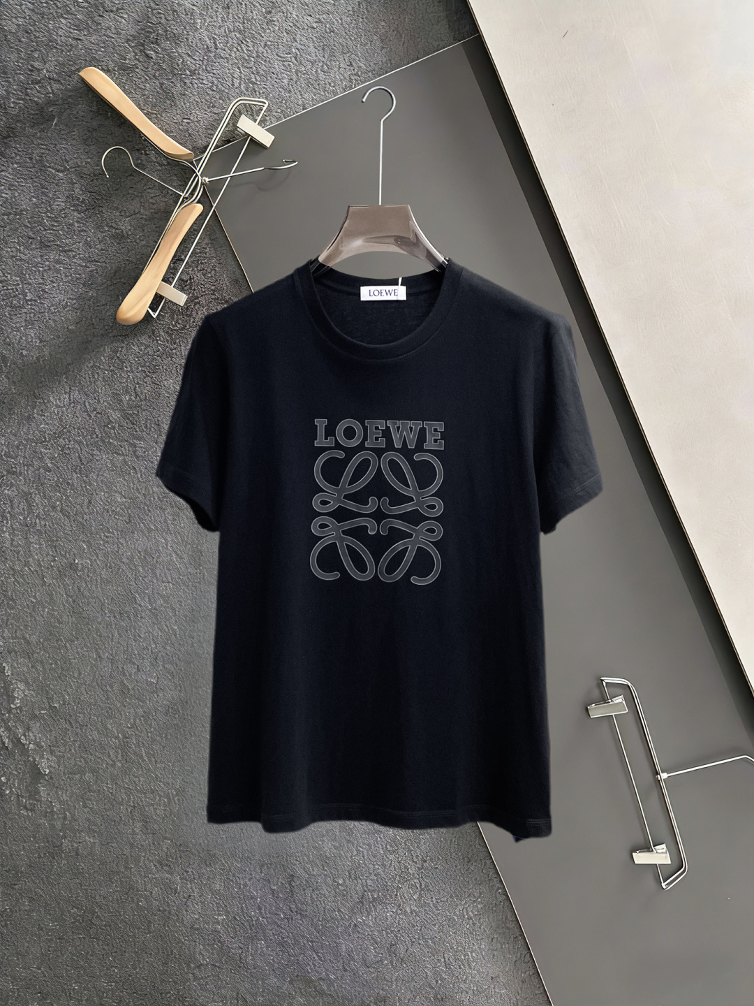 NO:846783,Loewe has all three labels. The latest 2026 summer short-sleeved short sleeves are available at the counter. The original order is very good. Fashionable imported original technical fabrics. The upper body is comfortable and breathable. The original customized hardware accessories. The upper body is handsome and stylish. The three labels are complete. Recommended model. The grade is very high. The purchasing code number is L-4XL. The maximum wearing capacity is 195 pounds. Loewe, T-shirt.19860909罗意威三标齐全. 2026夏季新款最新品短袖,专柜同步有售,原单狠货,时尚进口原版科技面料,上身舒适透气,原版定制五金辅料,上身帅气有型,三标齐全,推荐款,档次极高,代购级码数L-4XL,最大穿195斤,,loewe,T-shirt,,Men's clothing