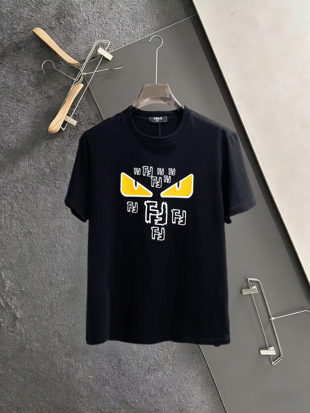 NO:846780,Fendi has all three labels. The latest 2026 summer short-sleeved short sleeves are available at the counter. The original order is very good. Fashionable imported original technical fabrics. The upper body is comfortable and breathable. Original customized hardware accessories. The upper body is handsome and stylish. All three labels are complete. Recommended model. Very high grade. Purchasing code number is L-4XL. Maximum wear is 195 pounds. Fendi, T-shirt.19860909芬迪三标齐全. 2026夏季新款最新品短袖,专柜同步有售,原单狠货,时尚进口原版科技面料,上身舒适透气,原版定制五金辅料,上身帅气有型,三标齐全,推荐款,档次极高,代购级码数L-4XL,最大穿195斤,,fendi,T-shirt,,Men's clothing