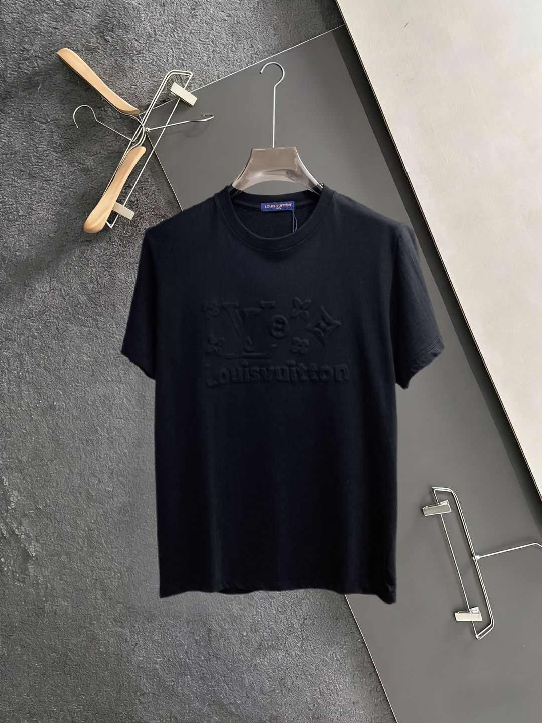NO:846777,LV three labels are complete. 2026 summer new latest short-sleeved products, available at counters simultaneously, original goods, stylish imported original technical fabrics, comfortable and breathable upper body, original customized hardware accessories, handsome and stylish upper body, complete three labels, recommended style, extremely high grade, purchasing code number L-4XL, maximum wearing capacity is 195 catties, louis vuitton, T-shirt,19860909LV三标齐全. 2026夏季新款最新品短袖,专柜同步有售,原单狠货,时尚进口原版科技面料,上身舒适透气,原版定制五金辅料,上身帅气有型,三标齐全,推荐款,档次极高,代购级码数L-4XL,最大穿195斤,,louis vuitton,T-shirt,,Men's clothing