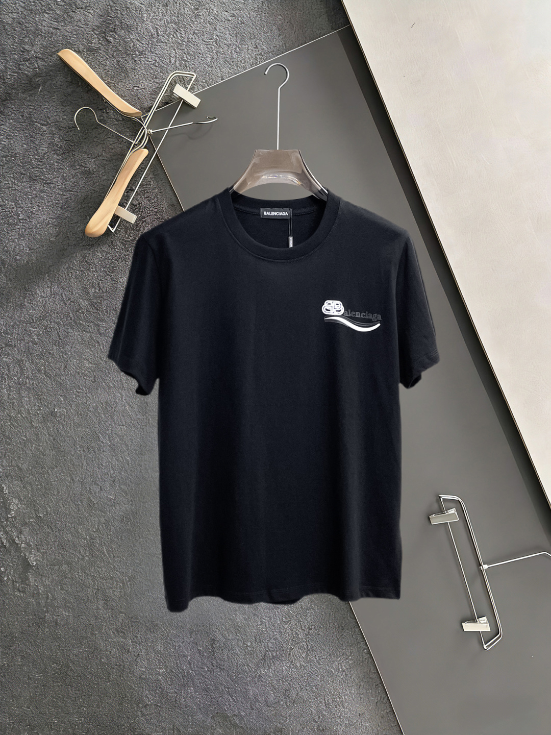 NO:846774,Balenciaga has all three standards. The latest 2026 summer short-sleeves are available at the counter. The original order is very good. Fashionable original imported technical fabrics. The upper body is comfortable and breathable. The original customized hardware accessories. The upper body is handsome and stylish. The three standards are complete. Recommended model. The grade is very high. The purchasing code number is L-4XL. The maximum wearing capacity is 195 catties., balenciaga, T-shirt,19860909巴黎世家三标齐全. 2026夏季新款最新品短袖,专柜同步有售,原单狠货,时尚进口原版科技面料,上身舒适透气,原版定制五金辅料,上身帅气有型,三标齐全,推荐款,档次极高,代购级码数L-4XL,最大穿195斤,,balenciaga,T-shirt,,Men's clothing