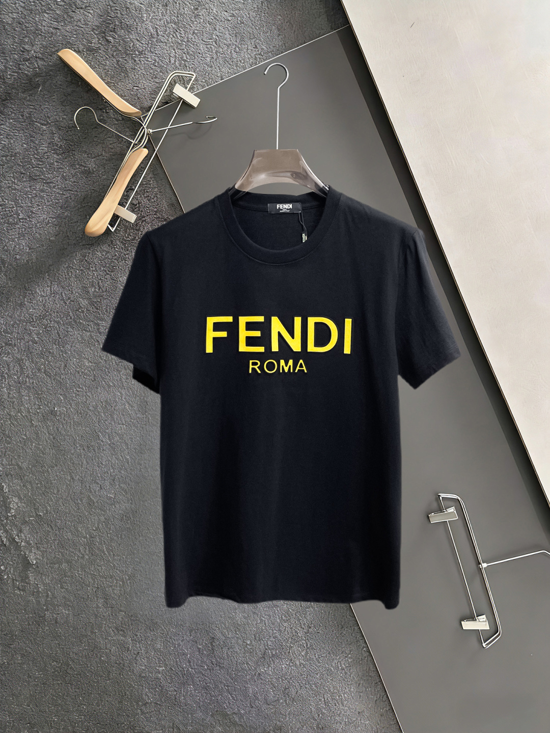NO:846771,Fendi has all three labels. The latest 2026 summer short-sleeved short sleeves are available at the counter. The original order is very good. Fashionable imported original technical fabrics. The upper body is comfortable and breathable. Original customized hardware accessories. The upper body is handsome and stylish. All three labels are complete. Recommended model. Very high grade. Purchasing code number is L-4XL. Maximum wear is 195 pounds. Fendi, T-shirt.19860909芬迪三标齐全. 2026夏季新款最新品短袖,专柜同步有售,原单狠货,时尚进口原版科技面料,上身舒适透气,原版定制五金辅料,上身帅气有型,三标齐全,推荐款,档次极高,代购级码数L-4XL,最大穿195斤,,fendi,T-shirt,,Men's clothing