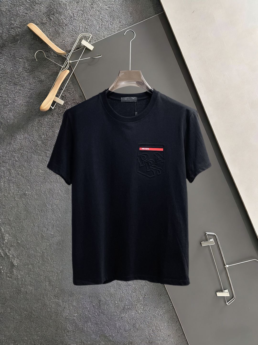 NO:846769,Prada has all three standards. The latest 2026 summer short-sleeved short sleeves are available at the counter. Original goods, fashionable imported original technical fabrics, comfortable and breathable upper body, original customized hardware accessories, handsome and stylish upper body, complete with three standards, recommended style, extremely high grade, purchasing code number L-4XL, maximum wearing capacity is 195 catties,, prada, T-shirt,19860909普拉达三标齐全. 2026夏季新款最新品短袖,专柜同步有售,原单狠货,时尚进口原版科技面料,上身舒适透气,原版定制五金辅料,上身帅气有型,三标齐全,推荐款,档次极高,代购级码数L-4XL,最大穿195斤,,prada,T-shirt,,Men's clothing