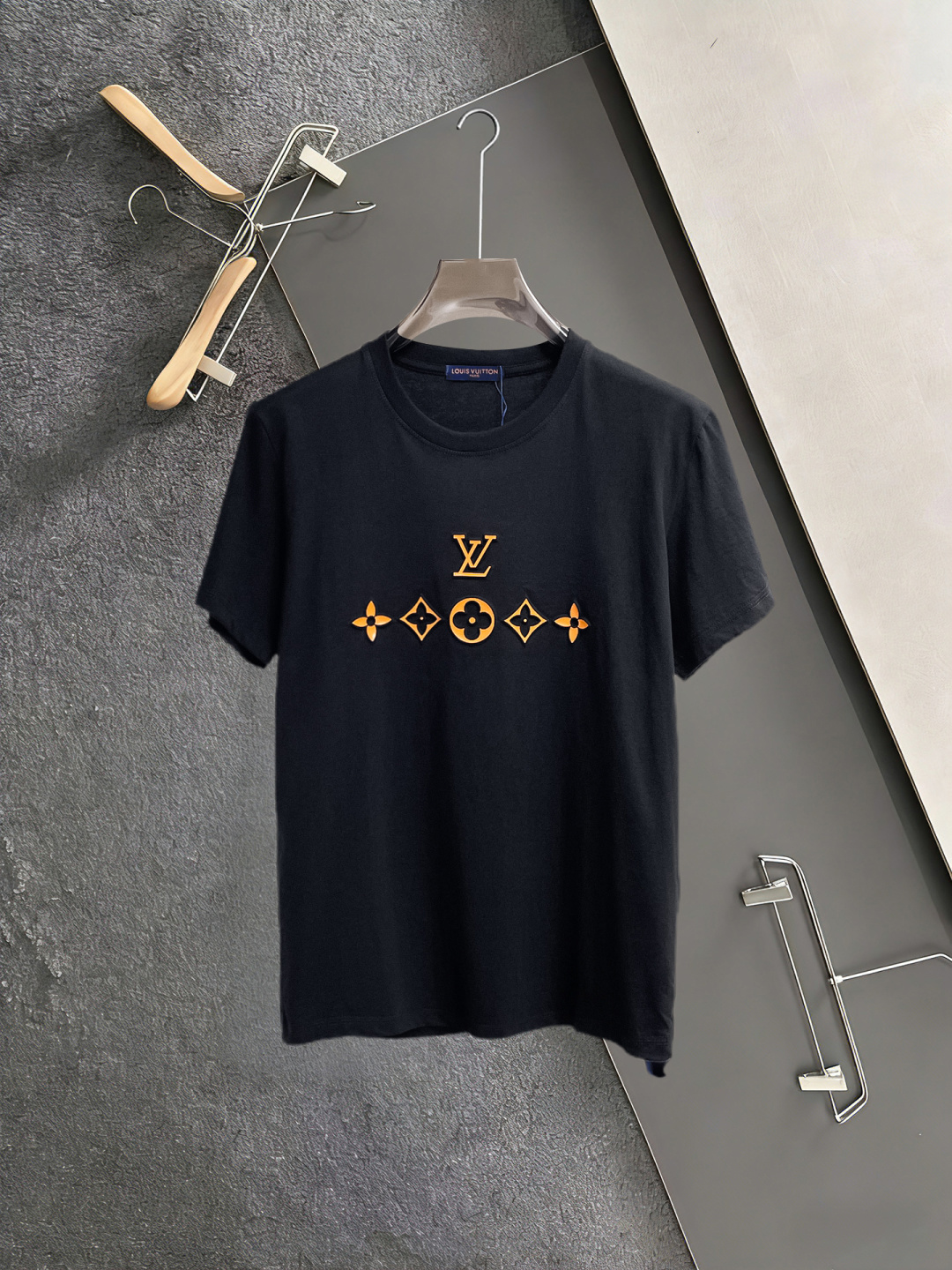 NO:846768,LV three labels are complete. 2026 summer new latest short-sleeved products, available at counters simultaneously, original goods, stylish imported original technical fabrics, comfortable and breathable upper body, original customized hardware accessories, handsome and stylish upper body, complete three labels, recommended style, extremely high grade, purchasing code number L-4XL, maximum wearing capacity is 195 catties, louis vuitton, T-shirt,19860909LV三标齐全. 2026夏季新款最新品短袖,专柜同步有售,原单狠货,时尚进口原版科技面料,上身舒适透气,原版定制五金辅料,上身帅气有型,三标齐全,推荐款,档次极高,代购级码数L-4XL,最大穿195斤,,louis vuitton,T-shirt,,Men's clothing